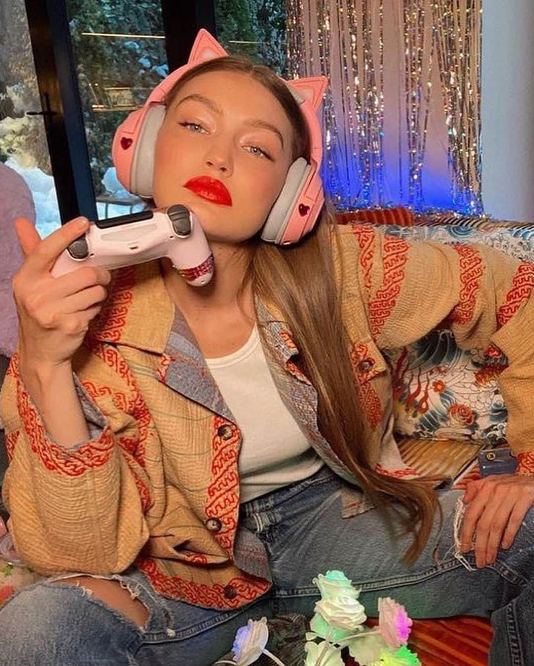 Carolina Gonzalezさんのインスタグラム写真 - (Carolina GonzalezInstagram)「🎮G I G I 🎀 P L A Y 🎮 @gigihadid for @voguemagazine  ☀️🎮🎧🎮🎀🎮🐙🎮🍄🎮✨  Directed by @lilmami_lani Fashion Editor: @gabriellak_j 3D Artist Lead Artist, Graphics Artist: @carolthekitty 3D Garment Artist: @therusall 3D Accessories Artist: @purplemoon_3d Editor: @camillahayman  Graphics and Titles Artist: @emmanuelobrien Hair: @estherlangham Makeup: @cgonzalezbeauty Set Design: @laurennikrooz」2月18日 13時59分 - cgonzalezbeauty