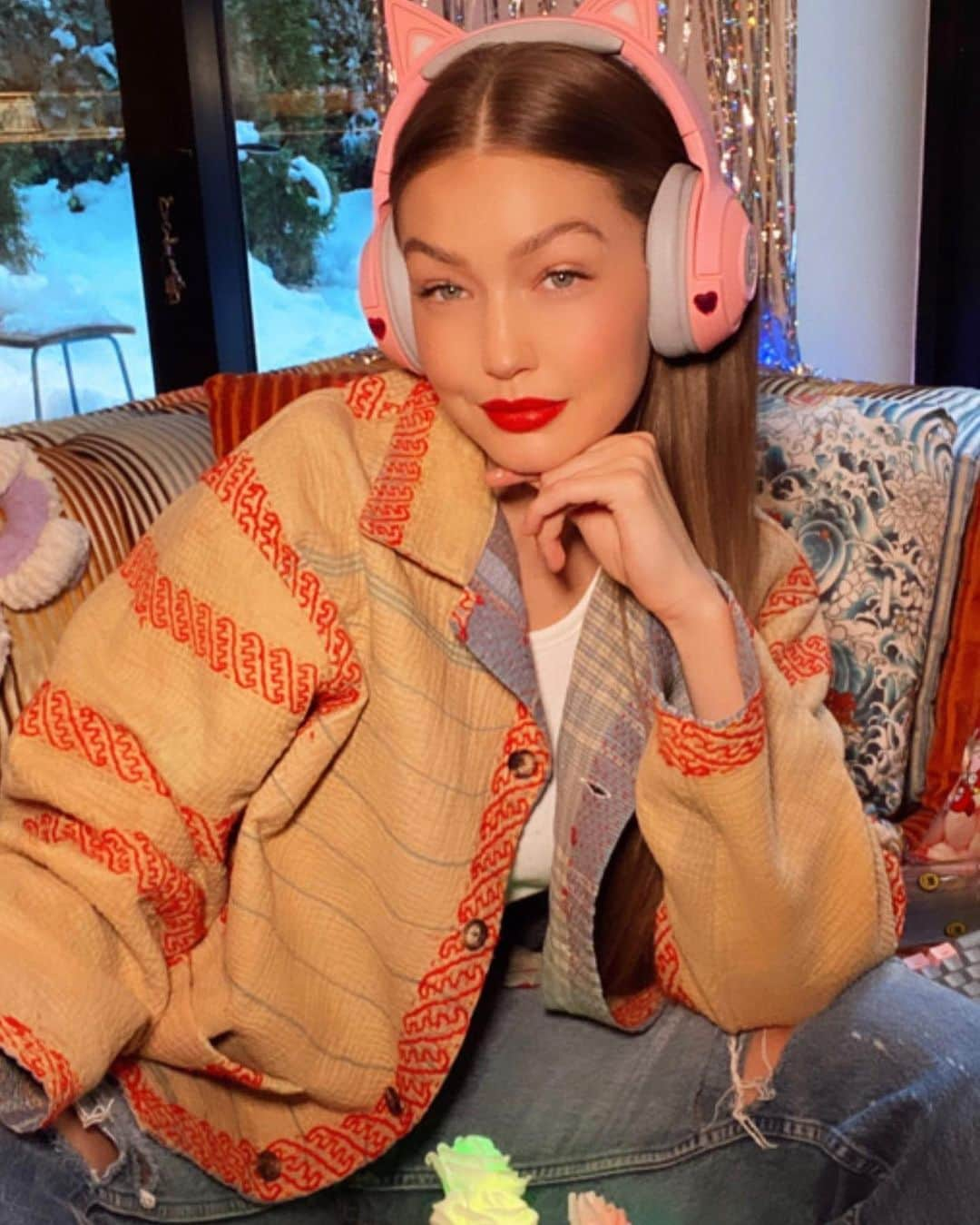 Carolina Gonzalezさんのインスタグラム写真 - (Carolina GonzalezInstagram)「🎮G I G I 🎀 P L A Y 🎮 @gigihadid for @voguemagazine  ☀️🎮🎧🎮🎀🎮🐙🎮🍄🎮✨  Directed by @lilmami_lani Fashion Editor: @gabriellak_j 3D Artist Lead Artist, Graphics Artist: @carolthekitty 3D Garment Artist: @therusall 3D Accessories Artist: @purplemoon_3d Editor: @camillahayman  Graphics and Titles Artist: @emmanuelobrien Hair: @estherlangham Makeup: @cgonzalezbeauty Set Design: @laurennikrooz」2月18日 13時59分 - cgonzalezbeauty