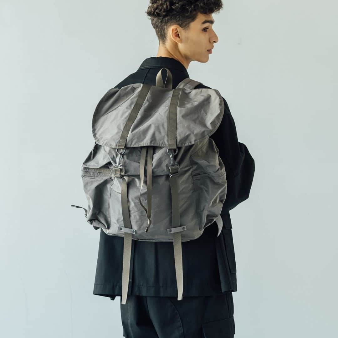 のインスタグラム：「AMIACALVA GABARDINE BACKPACK XL ￥25,000+TAX  軽量かつ強度の高いポリエステルギャバジンを使用した大容量のバックパック。  メインの収納部は巾着仕様で、トップリッドをフックで留めるクラシカルなデザイン。 内部直結ファスナーやマチ付きのサイドポケット、内側にもポケットを備え、機能面にも優れています。  #amiacalva　 #21SS #bshop  @bshop_official」