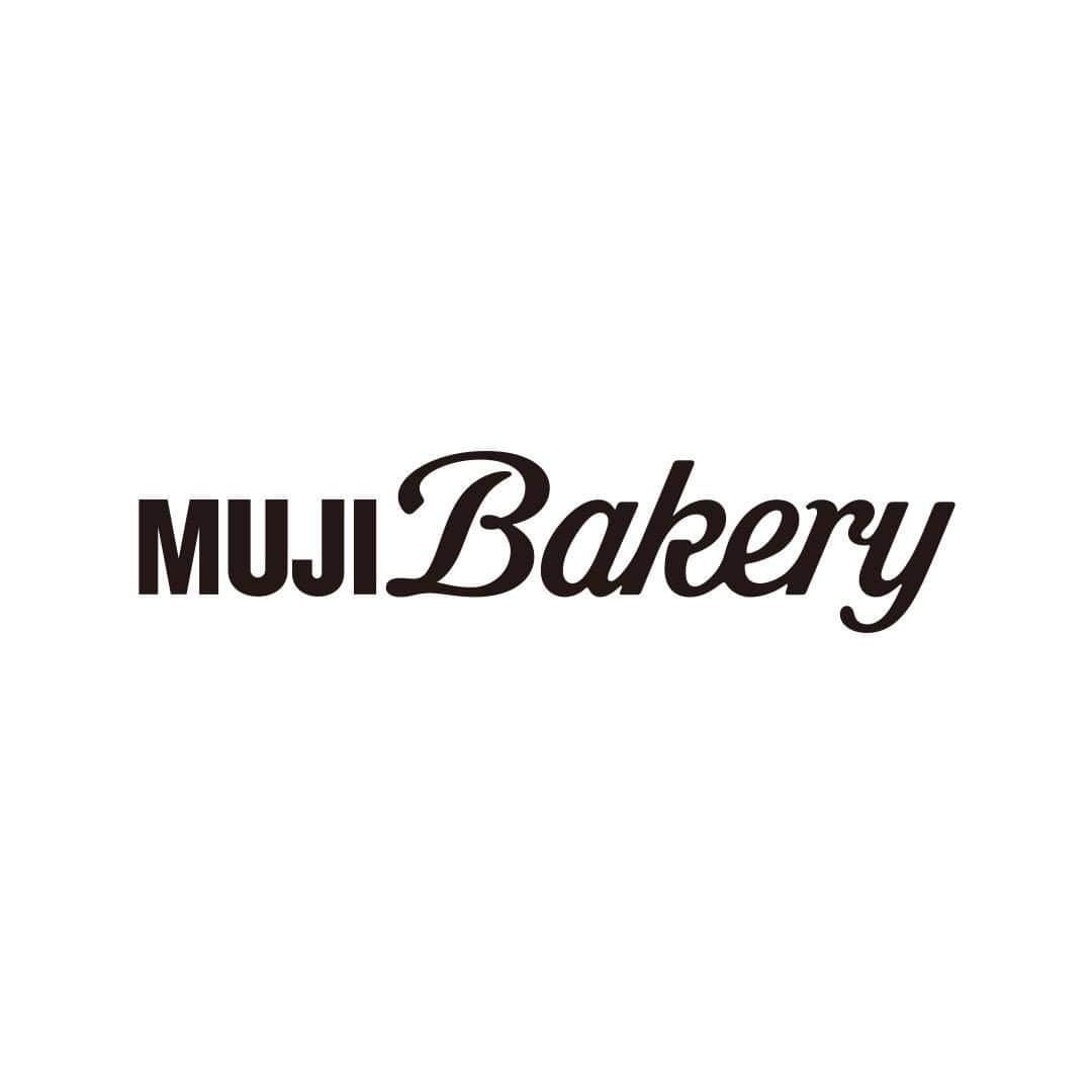 無印良品さんのインスタグラム写真 - (無印良品Instagram)「【MUJI Bakery】さらにおいしくなりました - MUJI Bakery では毎日食べておいしい、安心安全なパンを各店舗で焼き上げています。2月より一部の商品をリニューアルしました。 - ・焼きカレーパン 10種類のスパイスを使ったキーマカレーを、生地にたっぷり詰めて、こんがりと焼き上げました。 ※東京有明では取り扱いがありません。代わりに、店舗限定の揚げカレーパンを販売しています - ・シナモンロール 香り豊かなシナモンやクルミ、レーズンのたっぷり入った生地をしっとりと焼き上げました。チーズクリームを使ったアイシングのほのかな塩味がアクセントです。 - ・バタークロワッサン バターたっぷりの生地に、溶かしバターを塗って焼き上げました。外はパリッとサクサク、中はしっとりとした食感です。 - 店舗では他にもさまざまなパンを焼き上げています。 さらにおいしくなった MUJI Bakery のパンをお楽しみください。 - ※取り扱い店舗　MUJI Bakery（銀座、東京有明、青葉台東急スクエア、イオンモール堺北花田、グランフロント大阪） - ※店舗によって一部メニューが異なります ※東京有明では2020年12月よりリニューアル商品の一部を先行販売しています - #無印良品 #MUJI #MUJIBakery #ベーカリー #パン #カレーパン #シナモンロール #クロワッサン」2月18日 14時00分 - muji_global
