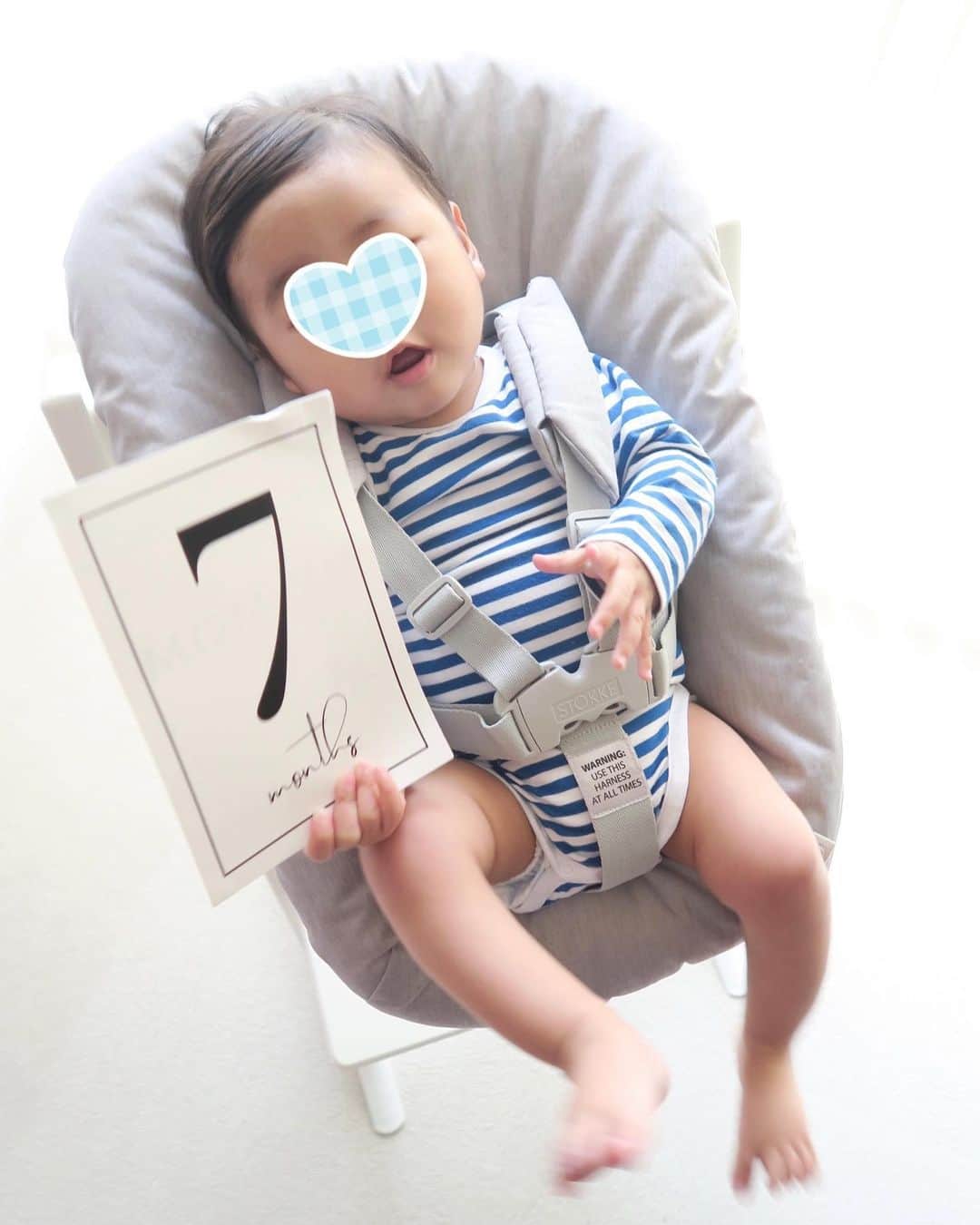 Mai Wakimizuのインスタグラム：「7ヶ月になりました♡自我が出て来て今まで以上に喜怒哀楽が面白くなった！泣いてる姿もまじまじと見てしまう。笑 性格はどちらかと言うとおとなしい方で、とりあえずあかんたれ。笑 せっかくなのでこれまでの記念写真も一緒に＼(^o^)／3ヶ月だけ撮れてなくて悔しい。そして2ヶ月の写真から顔変わりすぎ。笑 ✔︎お風呂でのおもちゃの決まった場所を把握している ✔︎美容院でのカットデビュー ✔︎パンツタイプのおむつデビュー ✔︎下に乳歯2本生えた ✔︎離乳食2回(食べた食材:白米.さつまいも.にんじん.かぶ.ブロッコリー.鯛.かぼちゃ.トマト.白菜.おうどん) ✔︎後追い始まる ✔︎人見知り始まる ✔︎つかまり立ちがほぼ出来る ✔︎うんちが固形に変わった ✔︎きばるようになった ✔︎おやつデビュー ✔︎ずり這いは引き続き練習中だけどまだやる気なし ✔︎ストロー練習中 ✔︎体重7340gと相変わらず細身 #happybirthday#男の子ベビー#赤ちゃん#babyboy#生後7ヶ月#7month」