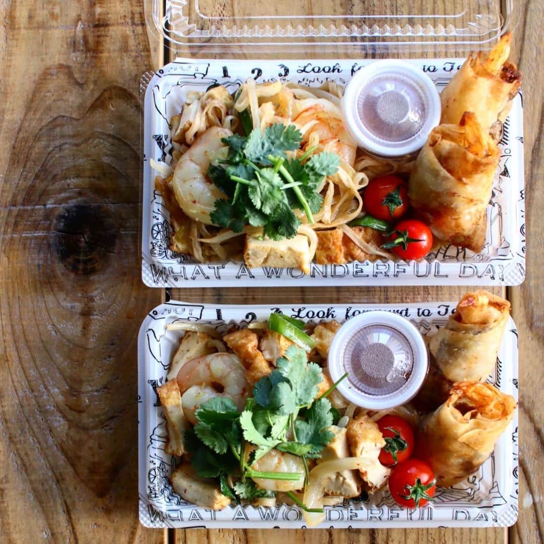 Atsukoのインスタグラム：「今日のお弁当  パッタイ 海老の春巻き スイチリソース付き  今日のお弁当はパッタイ！ 麺は今回も糖質ゼロ麺で。 今回は平麺つかってます。 3袋で2人前に。 これはまじで美味しかった😍 こちらもまた、1度冷凍してからつかってます。前回のパスタより美味しくできたので、これはリピしよ。」