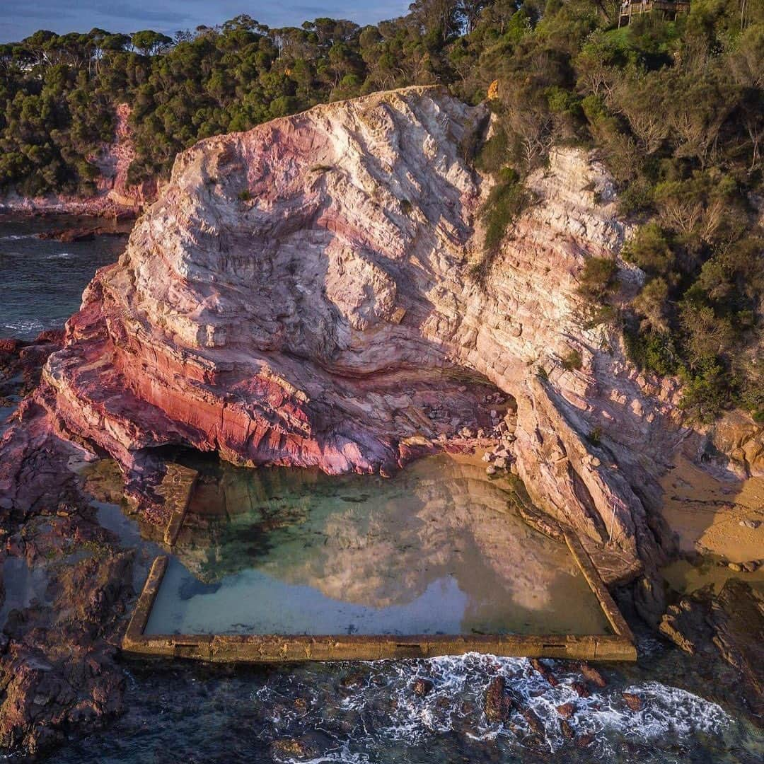 Australiaさんのインスタグラム写真 - (AustraliaInstagram)「According to @davey_rogers, a trip to #Eden isn’t complete without a swim in this little gem of an ocean pool at Aslings Beach, and we can see why 😍 This striking pool on the @sapphirecoastnsw has been cut from the surrounding red sandstone and is filled naturally by the tides so the depth is ever-changing. Pop in for a dip then admire the views from the Lake Curalo Boardwalk, making sure you keep your eyes peeled for whales (August to early November) and dolphins along the shoreline. #seeaustralia #LoveNSW #sapphirecoastnsw #visiteden #HolidayHereThisYear」2月18日 5時15分 - australia