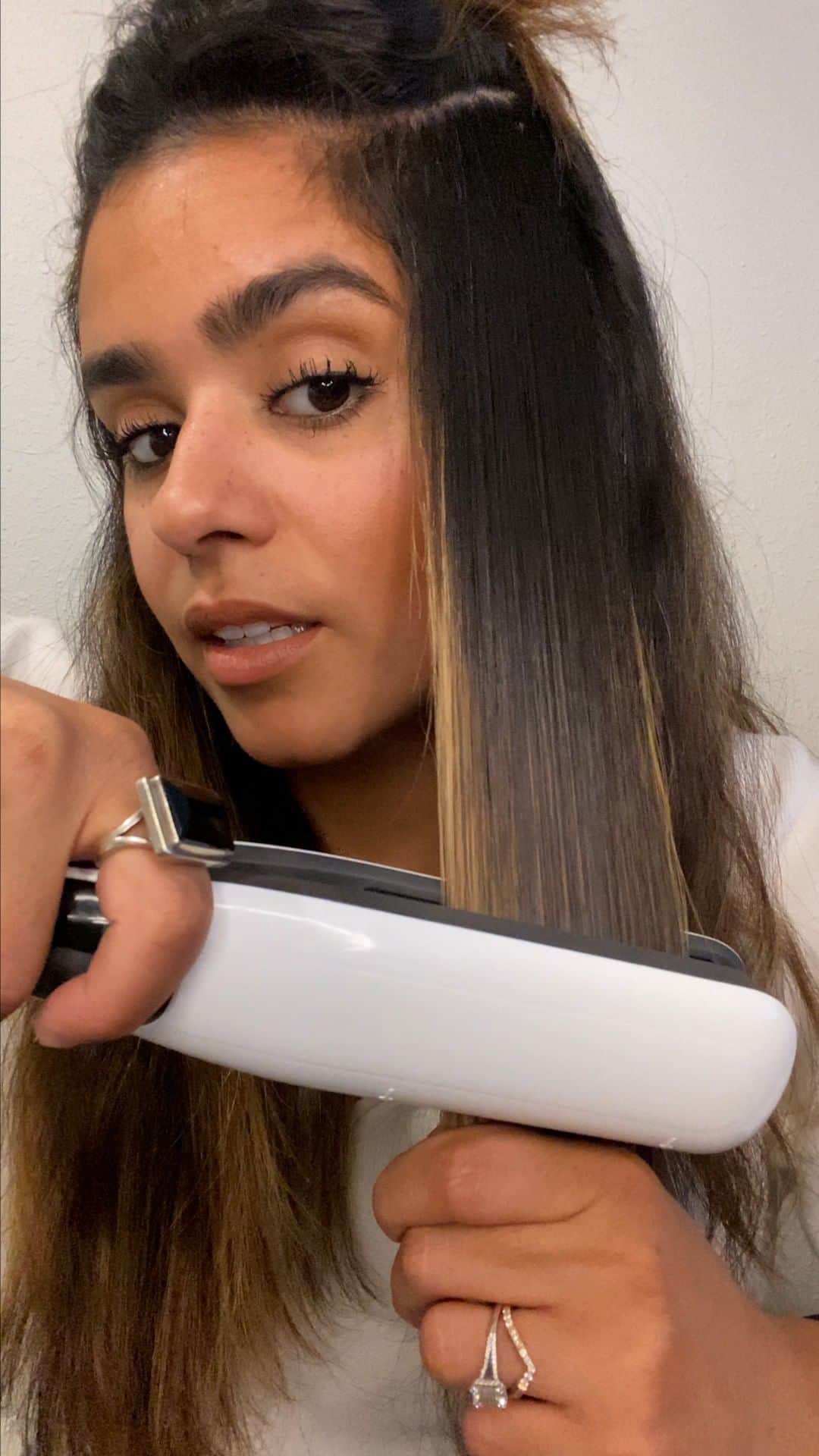 のインスタグラム：「From our friends at @lorealpro: @jess.stylist uses L'Oreal Professionnel Steampod to create sleek and shiny hair.    Pro Tip ✏️: To create a beautiful face-framing result, rotate Steampod away from the face as you glide the tool through the hair sections closer to the face. Steampod’s rotating cord is tangle-free, making it easy to style your favorite looks. Available at Sephora.」