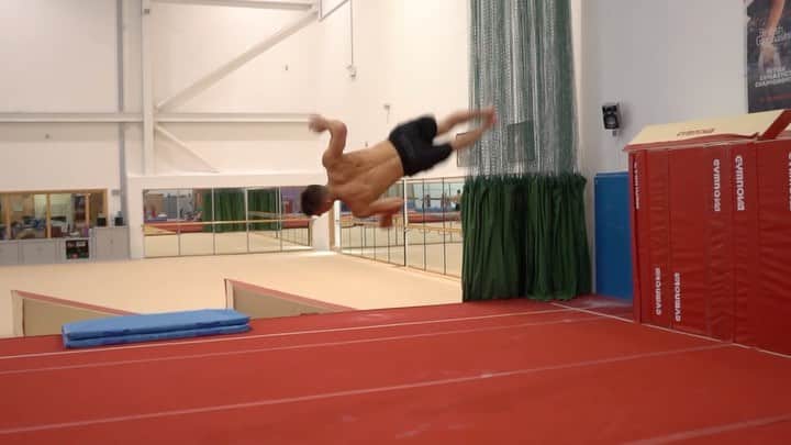 マックス・ウィットロックのインスタグラム：「Always love watching Gymnastics in slow motion, it really shows how technical and precise you have to be #wednesdaymotivation #wednesdayworkout  . Video is pre covid」