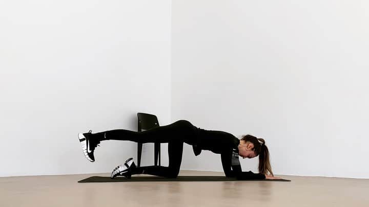 Kirsty Godsoのインスタグラム：「GLUTE FIRE UP 🔥⚡️ I love glute exercises for activation purposes more than aesthetic ones! Getting your body activated pre workout/run/sport/life helps you move more efficiently. 🙏🏼 Fun combo from forearm position to give those wrists a break 😇 Try this 1x through before your next workout or 2-3x for a little glute sizzler 🔥 1. Leg extension to curl - 10 reps (focus on really squeezing heel to glute with resistance and control on the way in and out) 2. Leg lifts foot straight - 10 reps 3. Leg lifts foot angled - 10 reps (you’ll feel the work shift to the side of your glute in this one) 4. Forearm fire hydrant - 10 reps (keep the other side of your body as still as possible) * repeat on other side  What workout are you trying this before?? 🔥⚡️✨ @pyrogirls @niketraining @madeof_____ #pyrotings」