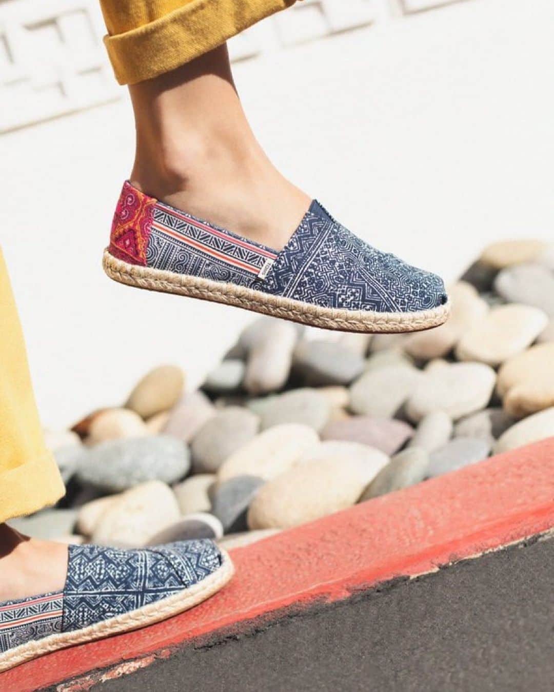 トムズシューズのインスタグラム：「Classic, yet unexpected. The Alpargata in a traditional Hmong print is inspired by a heritage of artisanal indigo Batik and Hmong global citizens.」
