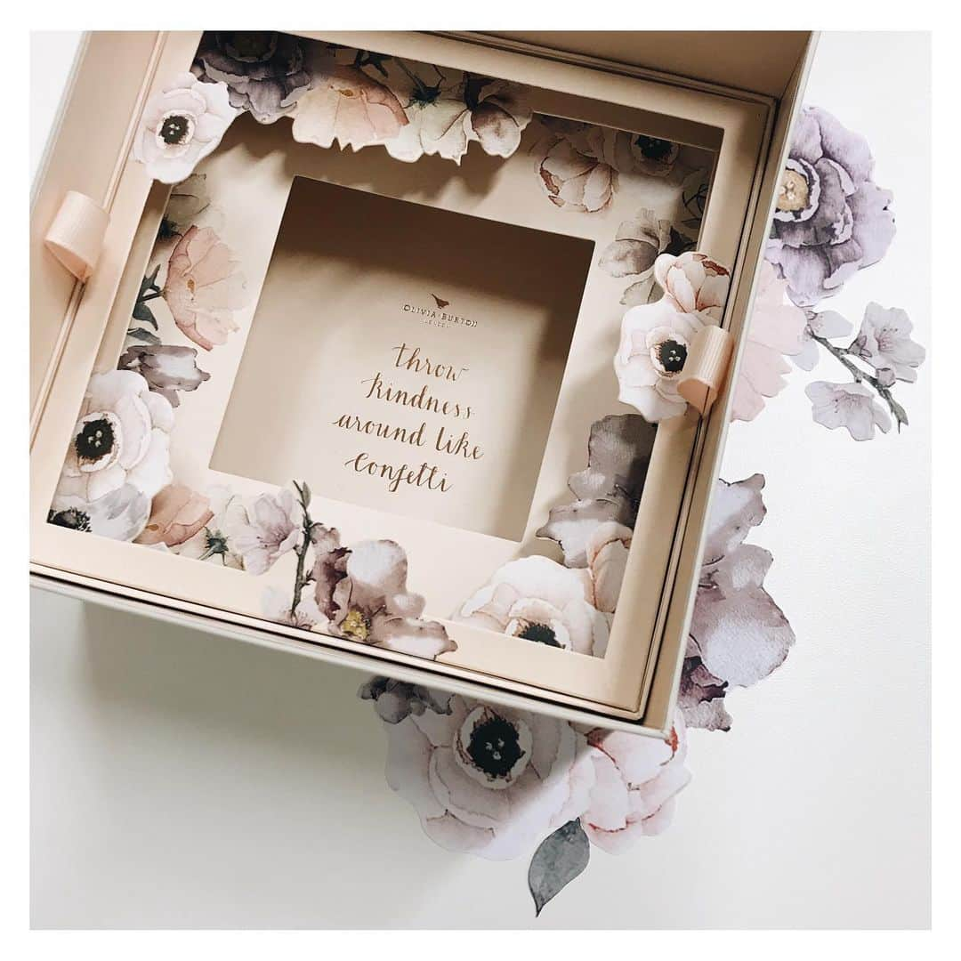 Olivia Burtonさんのインスタグラム写真 - (Olivia BurtonInstagram)「Throw kindness around like confetti ✨ One of our favourite quotes in the prime spot on our Art Box 🌸💕 #OliviaBurton #GiftIdeas #RandomActsOfKindnessDay」2月18日 5時33分 - oliviaburtonlondon