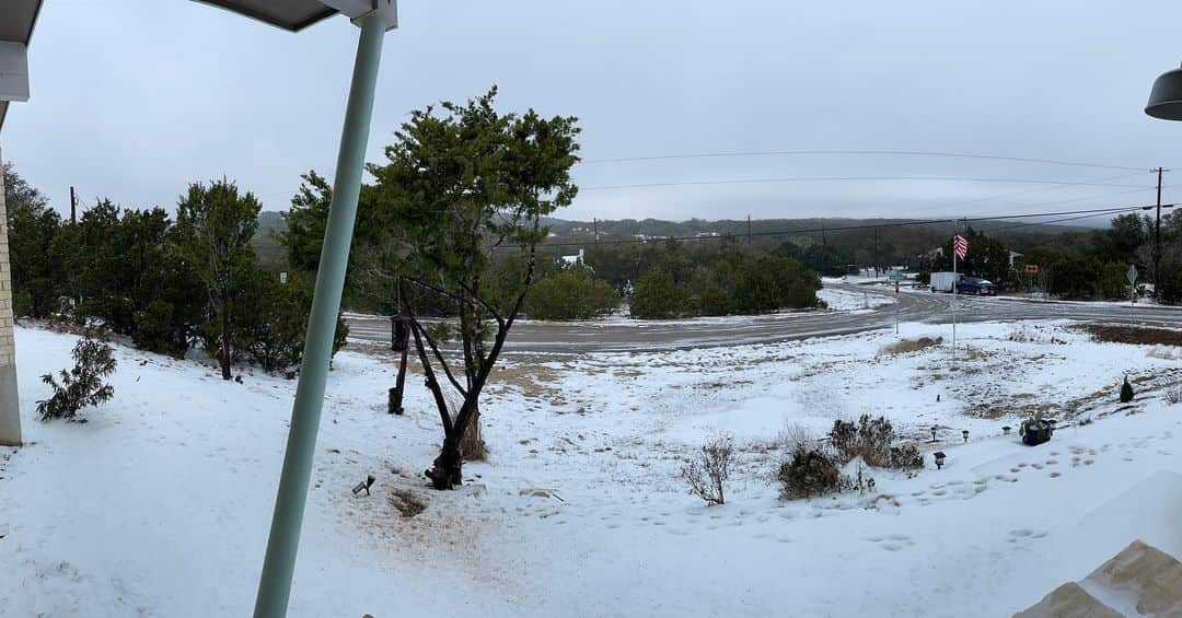 sevimli_hayvanlar34のインスタグラム：「Power out again lol the roads are slushy but looking better. More snow forecast tomorrow. #canyonlake #texas」