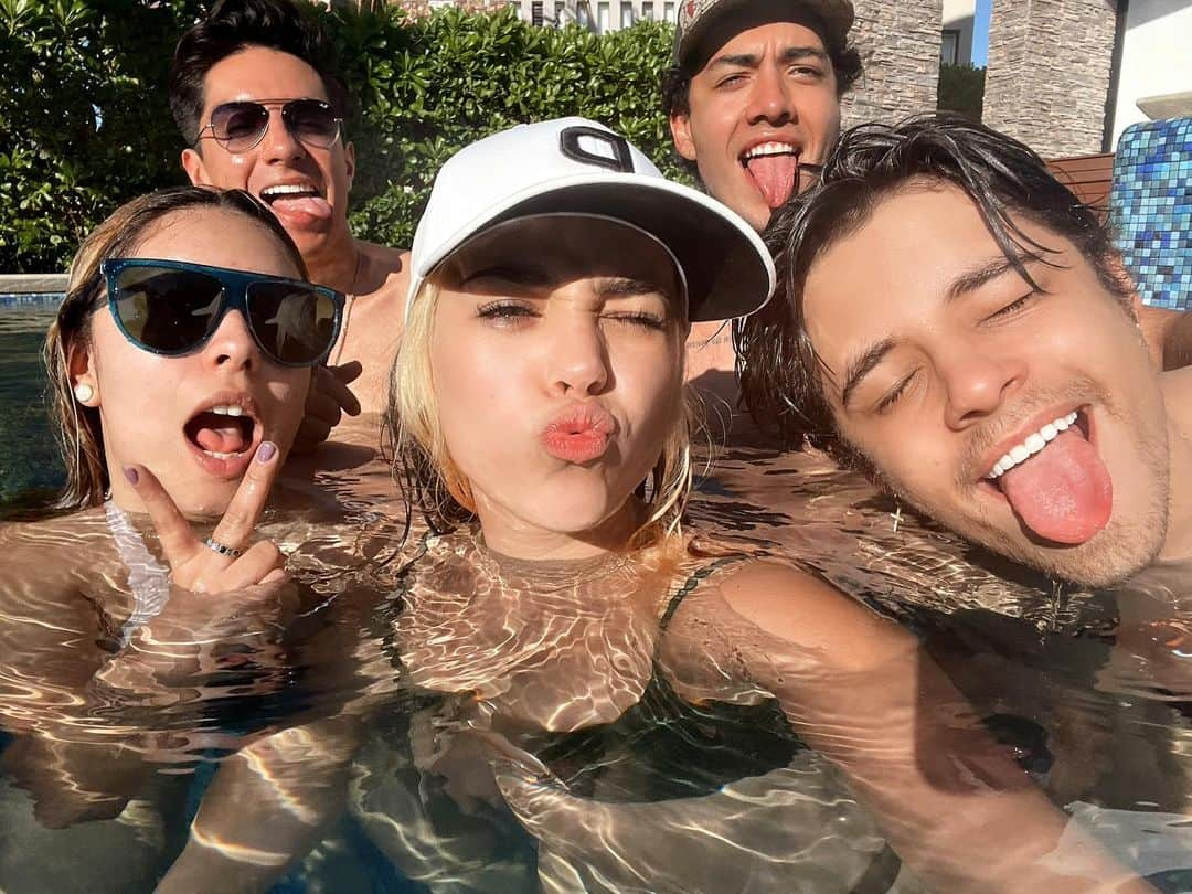 Danna Paolaさんのインスタグラム写真 - (Danna PaolaInstagram)「Cuando calienta el sooooool... ☀️andamos muuuuuuuy tranqui 😎 just friends and fun please」2月18日 5時45分 - dannapaola