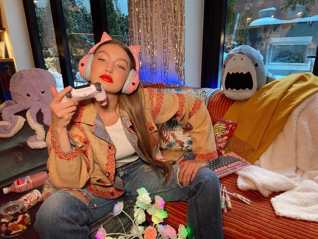 ジジ・ハディッドのインスタグラム：「GIGI PLAY 🎮🛍☁️🛒🧄💻🦄 directed by my rockstar grl @lilmami_lani NOW ON @voguemagazine YOUTUBE 💎💖 THX 4 PLAYINNN」
