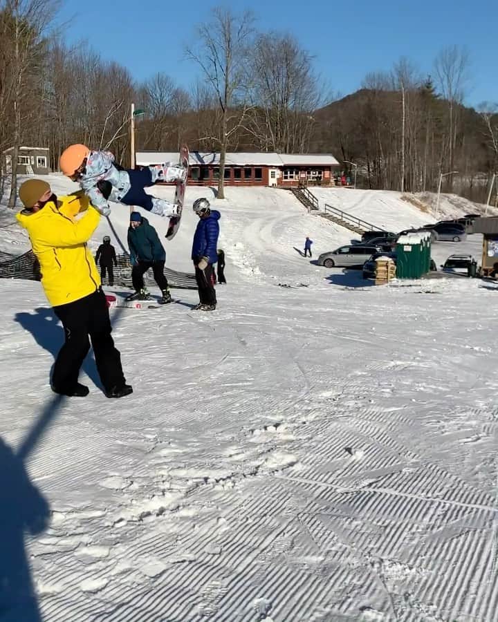 アナログクロージングのインスタグラム：「Sharing the experience of snowboarding is something special.  Whether it’s teaching your 2-year-old for the first time like @bigrahh or having to chase your kids around on a pow day like @joshua_s_fisher. Raising your next riding buddy makes for a lifetime of memories.」
