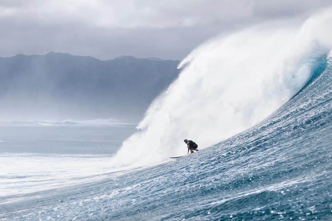 surflineさんのインスタグラム写真 - (surflineInstagram)「Last weekend’s #pipelinevalentine swell brought one last opportunity for the female chargers of the @redbull_surfing Magnitude event to push the limits and snag the biggest waves of the season. (The contest window closes at the end of the month.) And here’s highlights from a few of the women during a super session on Oahu’s outer reefs. 📷: @instaclamfunk」2月18日 5時46分 - surfline