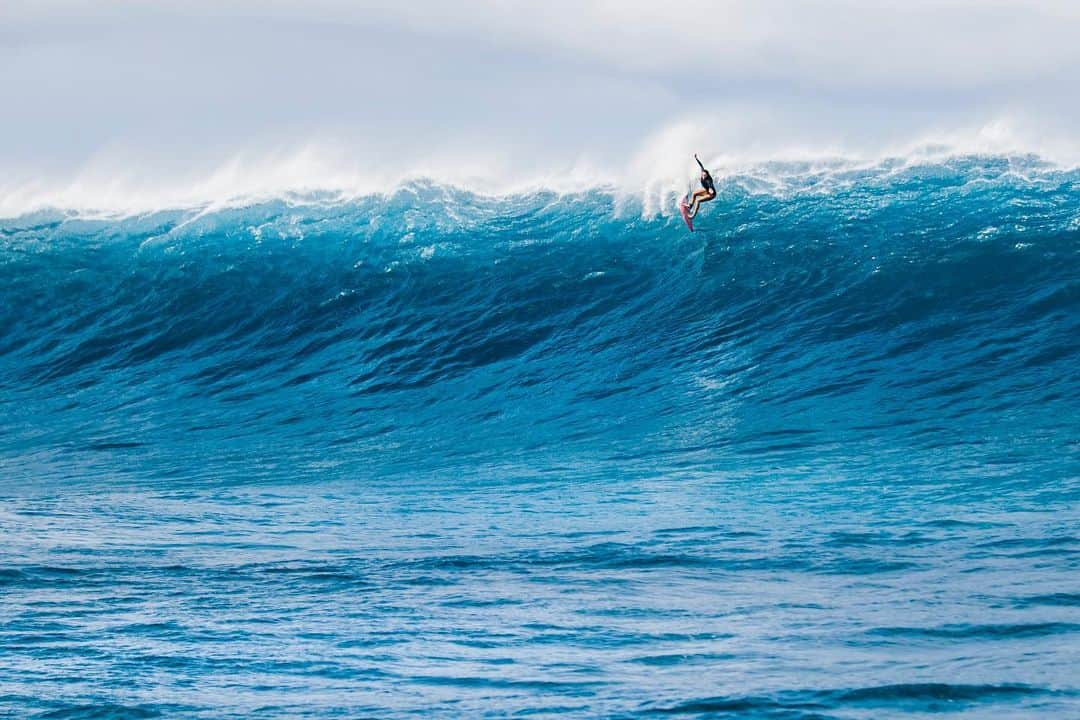 surflineさんのインスタグラム写真 - (surflineInstagram)「Last weekend’s #pipelinevalentine swell brought one last opportunity for the female chargers of the @redbull_surfing Magnitude event to push the limits and snag the biggest waves of the season. (The contest window closes at the end of the month.) And here’s highlights from a few of the women during a super session on Oahu’s outer reefs. 📷: @instaclamfunk」2月18日 5時46分 - surfline