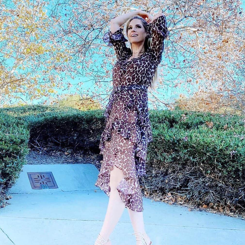 ヘイルボブさんのインスタグラム写真 - (ヘイルボブInstagram)「All Dressed Up🤍 @kellylkruger looks beautiful in the Priscilla Hi-lo Dress. #halebob  #halebobprints #halebobjourney」2月18日 5時58分 - halebob_official