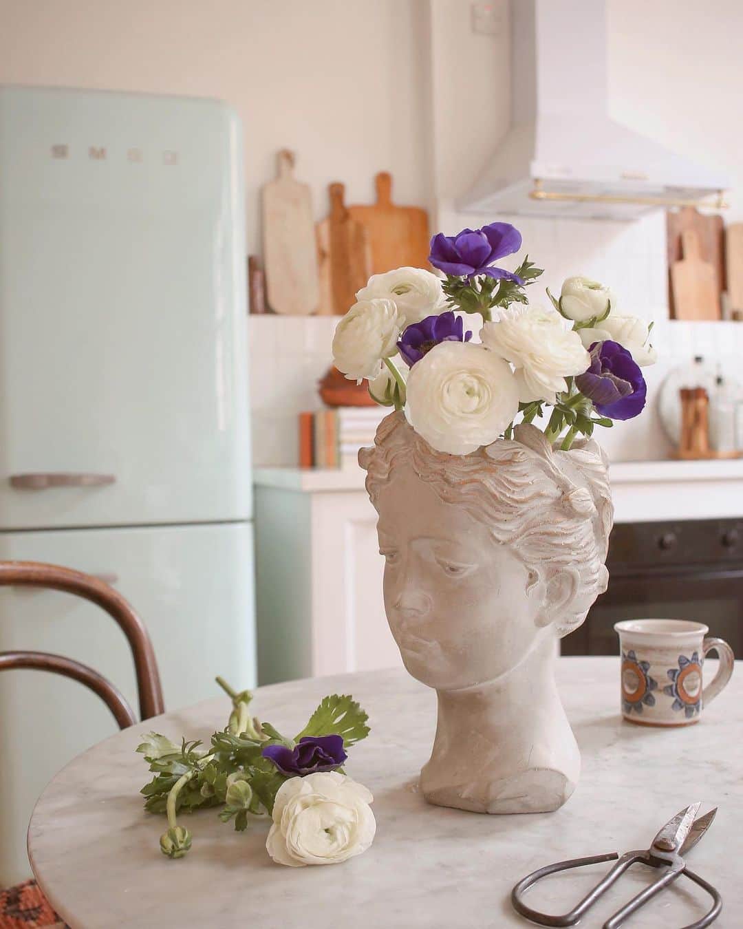 Anthropologieのインスタグラム：「When even your décor wears a flower crown 🌼 Photo via @AnthropologieEU by @SailorandScout」