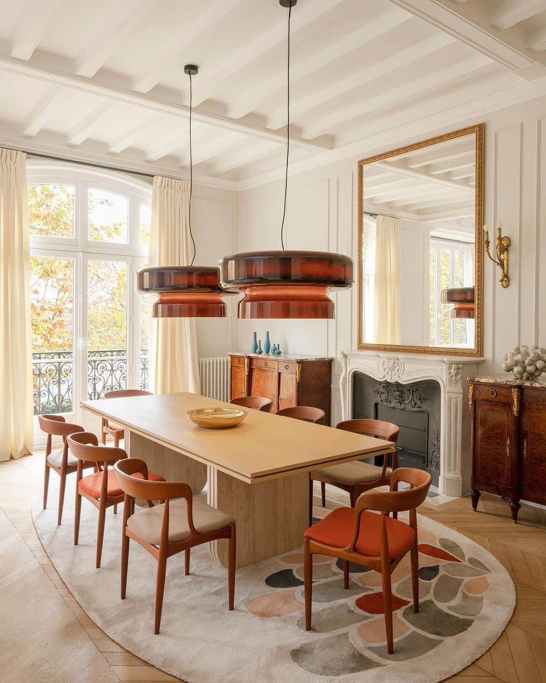 Design Milkさんのインスタグラム写真 - (Design MilkInstagram)「The Bohemia pendant by @marsetbcn lights up the dining area of a Parisian home designed by @fleurdelesalle interior architecture \\\ 📸 : Vincent Leroux.   A special molding technique gives this sizeable light fixture the appearance of blown glass with only a fraction of the weight, and a bright white interior spreads a warm and even glow of integrated LED light. Available in green, violet + amber finishes. Link in bio. 🔗 #marset #takingcareoflight」2月18日 6時10分 - designmilk
