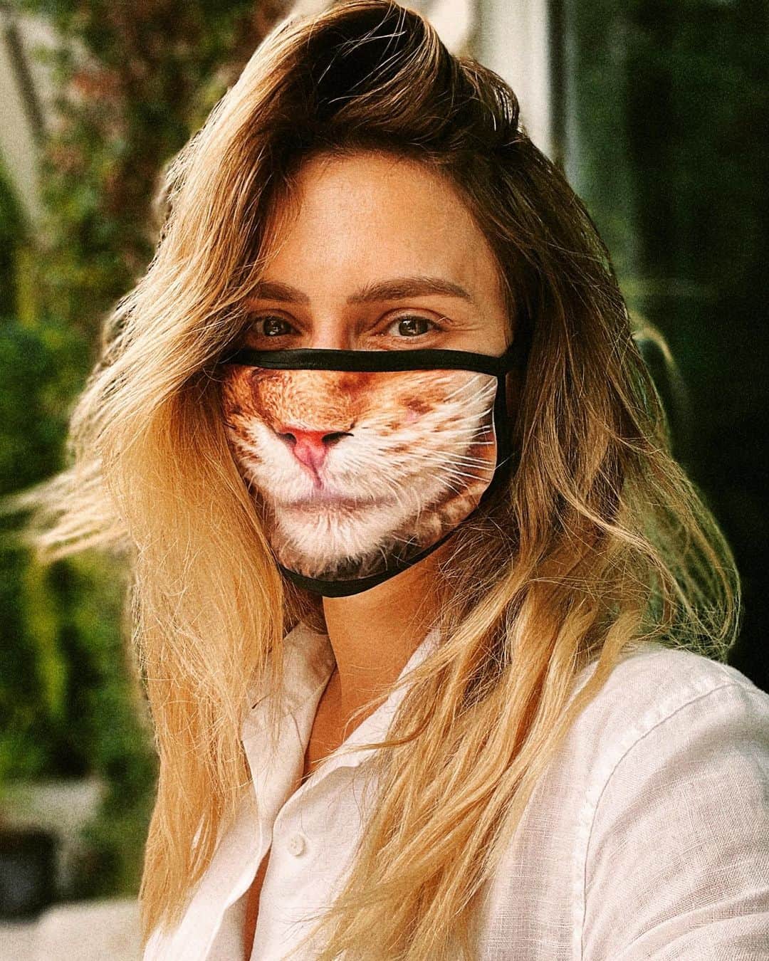 カロライナディークマンのインスタグラム：「#diamundialdogato 🐱  e além dessa fotinho  com o focinho  do meu gatinho  printadinho na máscara, tem um carrossel todinho de fotos do @chilikibecat  pra estourar o fofurômetro do meu insta... alô, massa gateiraaaa,  eh noixxx 💗 arrasxxxxxxta 👉🏽」