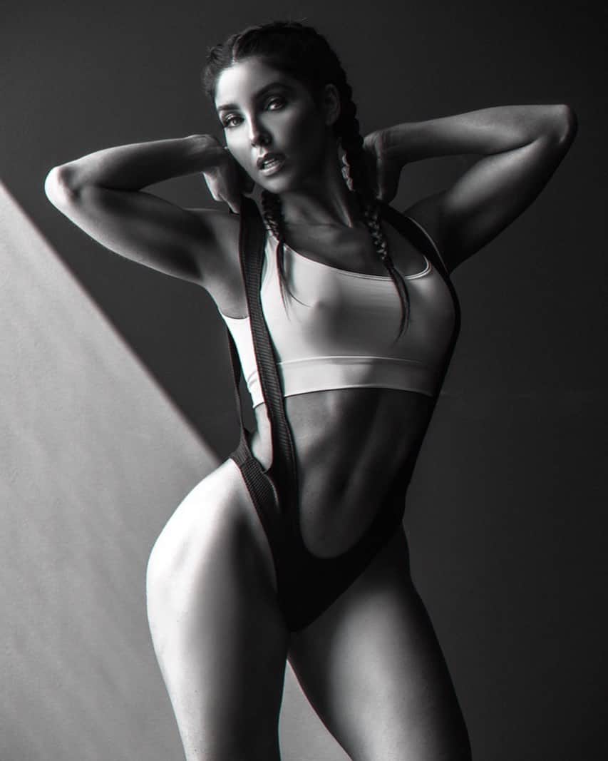 メリッサ・モリナロのインスタグラム：「Who's ready for a POWER BOOTY Live Stream workout!!! Dates coming soon!! @movebymelissa」