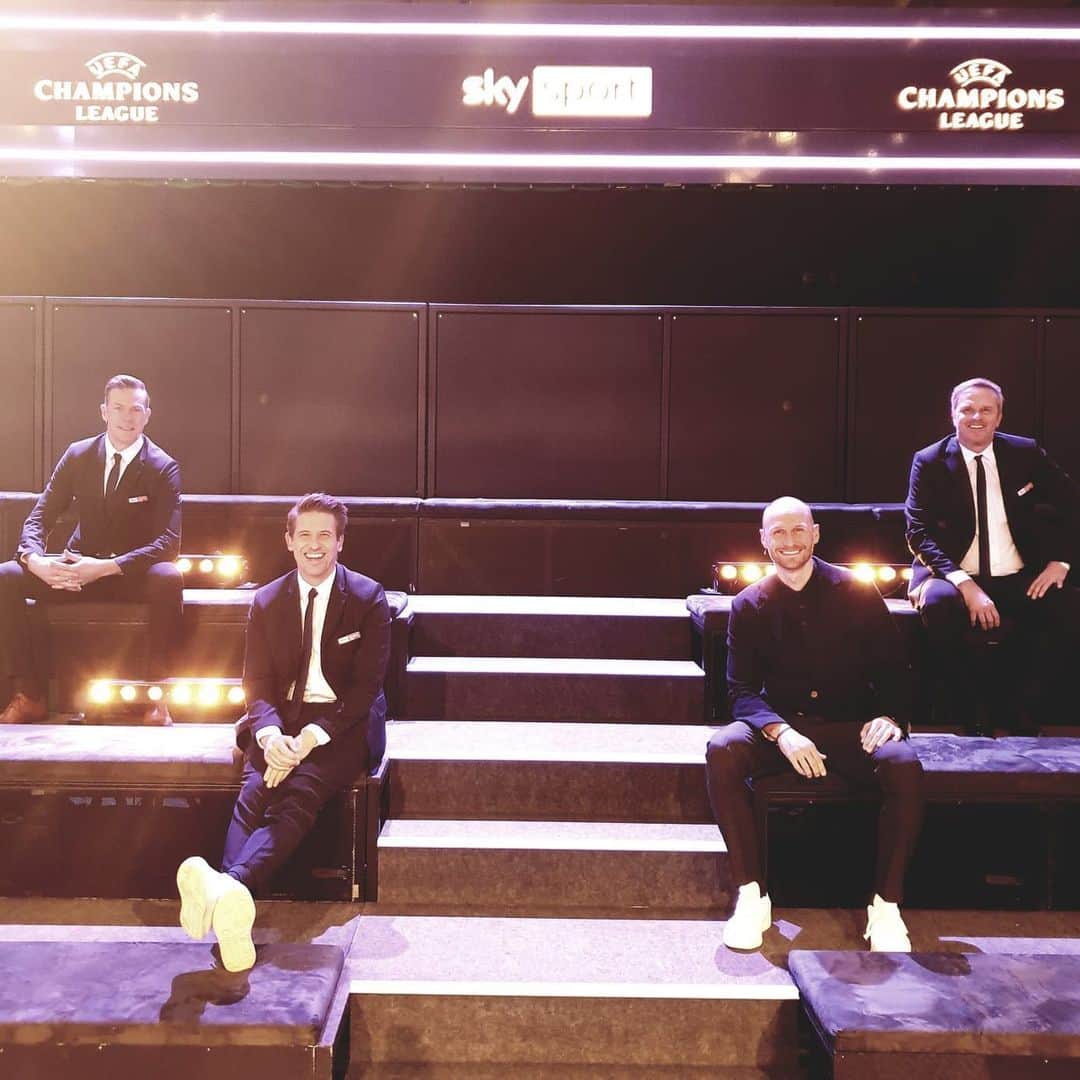 ベネディクト・ヘーヴェデスのインスタグラム：「Mal schauen, was der Abend noch so bringt in der @championsleague @skysportde @hamann.didi @leo71_official @erikmeijerofficial」