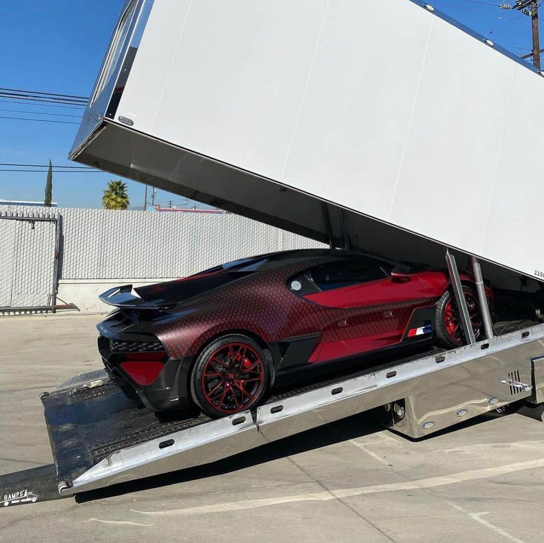 ミシュランさんのインスタグラム写真 - (ミシュランInstagram)「Red and black suits this Bugatti Divo well 🤤 Check out the spec design on this all new Bugatti Divo. What color combo would you like to see?  📸: @thestradman #WheelWednesday #PilotSportCup2」2月18日 6時30分 - michelinusa