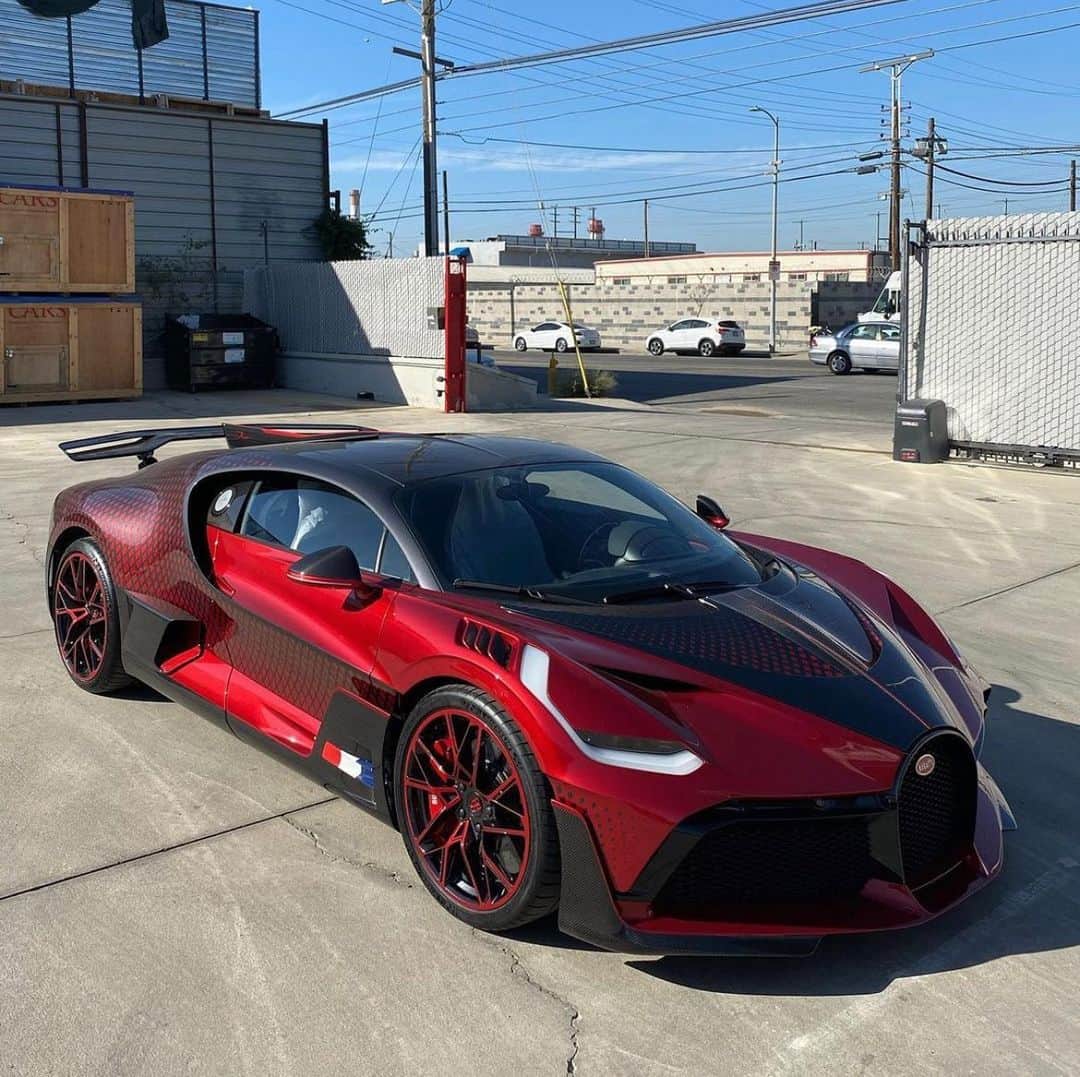 ミシュランのインスタグラム：「Red and black suits this Bugatti Divo well 🤤 Check out the spec design on this all new Bugatti Divo. What color combo would you like to see?  📸: @thestradman #WheelWednesday #PilotSportCup2」