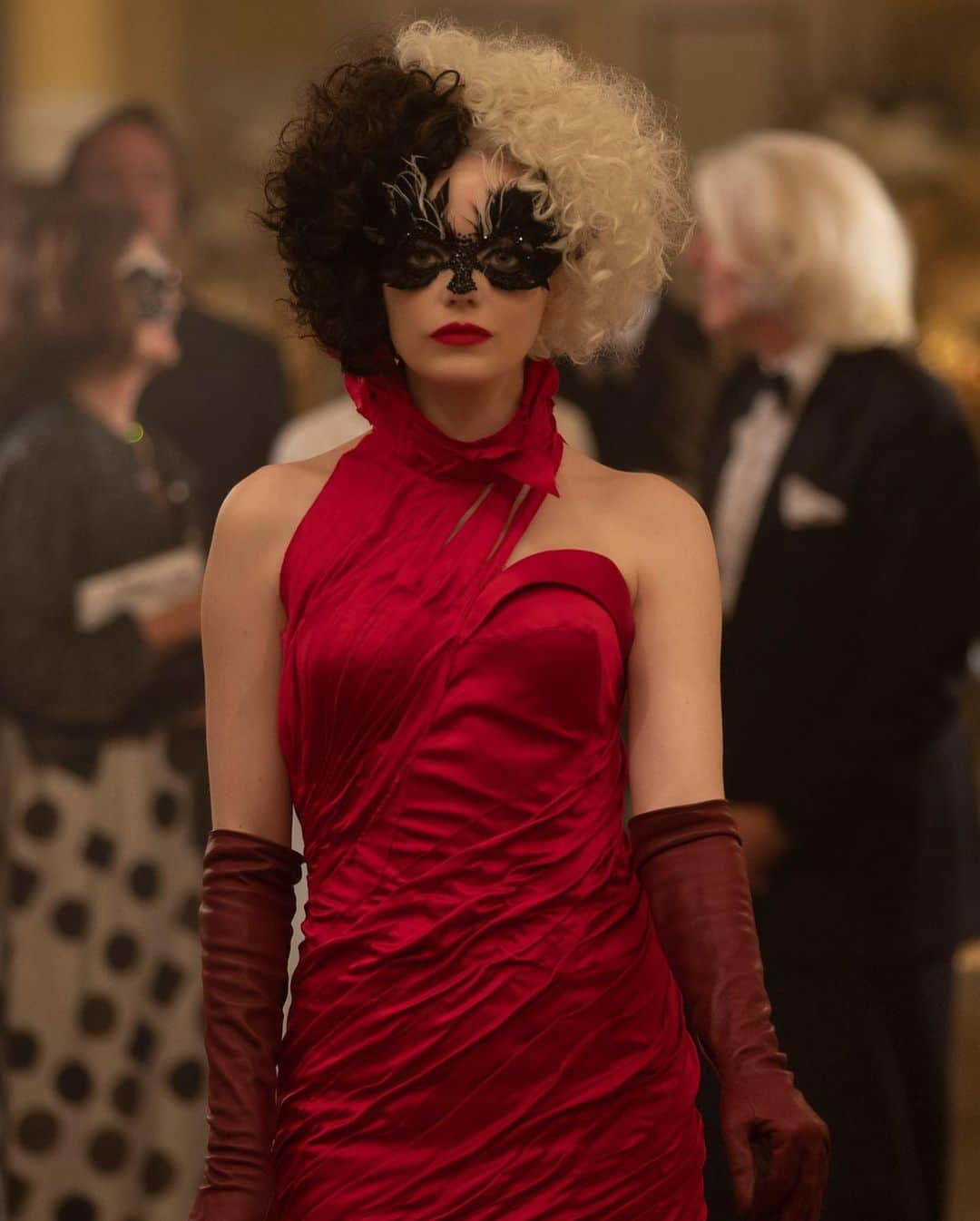 Vogue Italiaさんのインスタグラム写真 - (Vogue ItaliaInstagram)「#EmmaStone is Cruella de Vil in @disney’s #Cruella. Watch the trailer and discover what we know so far about the upcoming new movie — out in May 2021 — via link in bio.」2月18日 6時32分 - vogueitalia