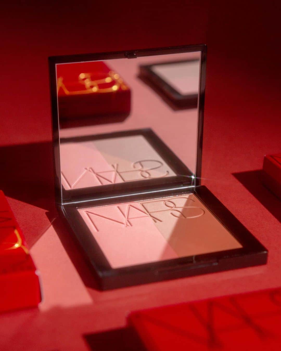Macy'sのインスタグラム：「Let’s not beat around the blush, you should always add a bit of extra color to your look.」
