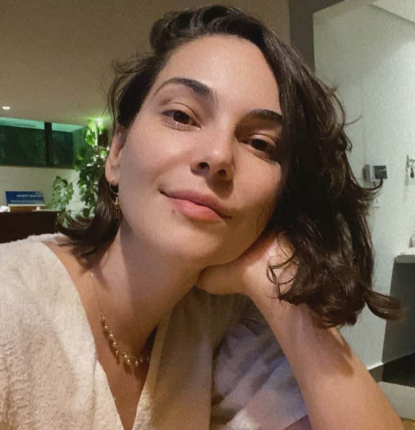 Tainá Müllerのインスタグラム：「Trabalhos da pós pra entregar, vários filmes incríveis pra assistir, livros fundamentais pra ler e tudo o que eu quero é assistir porcaria na TV. Quem se identifica?」