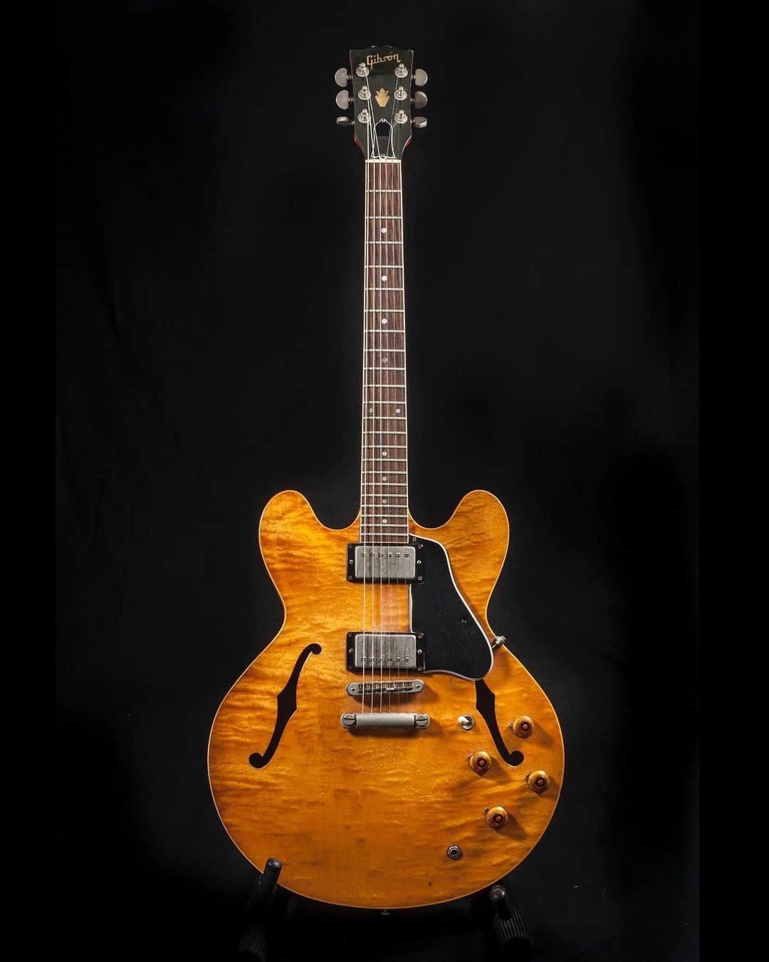 スミソニアン博物館さんのインスタグラム写真 - (スミソニアン博物館Instagram)「This guitar belonged to the “godfather of go-go music,” Charles Louis “Chuck” Brown, who energized the Washington, D.C., music scene in the late 1960s and 1970s.   Brown put together a band called the Soul Searchers in the 1970s and began innovating his signature sound to create a highly energetic, danceable style that incorporates call and response with the audience. Go-go blends R&B, funk and hip-hop, with an emphasis on a syncopated percussion beat.   His 1974 Gibson ES-335 six-string guitar is in our @smithsonianacm's collection. #BlackHistoryMonth」2月18日 6時40分 - smithsonian