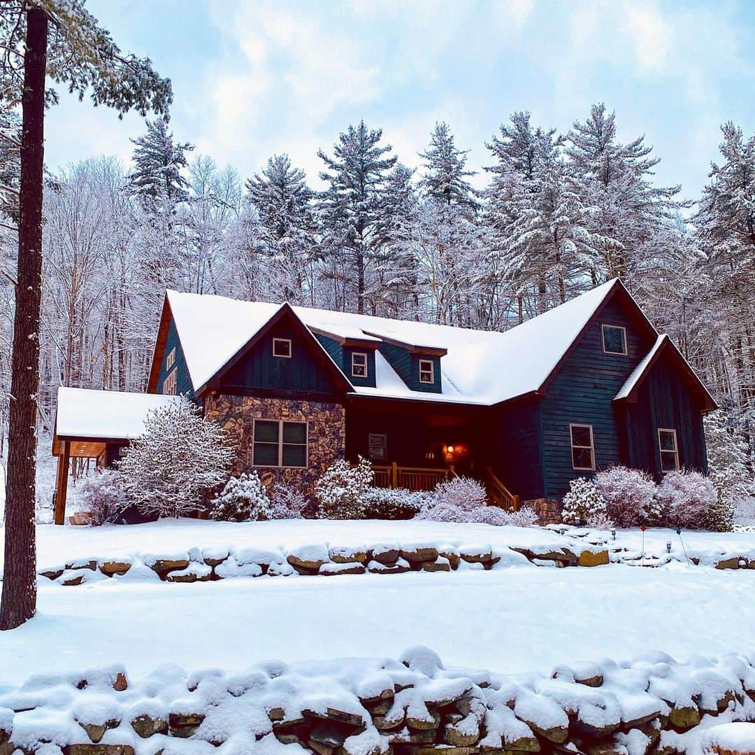 ナイジェル・バーカーさんのインスタグラム写真 - (ナイジェル・バーカーInstagram)「The homestead... it was 6 degrees Fahrenheit this morning, that’s -14 degrees Celsius so basically bloody FREEZING! But beautiful x #swipeleft for a garden tour ❄️🤍❄️」2月18日 6時42分 - nigelbarker