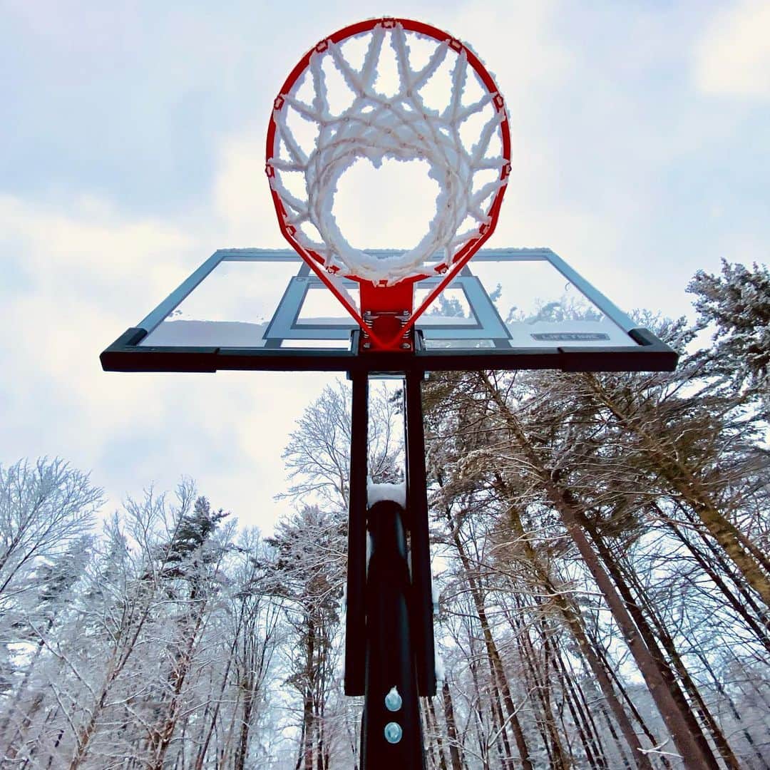 ナイジェル・バーカーさんのインスタグラム写真 - (ナイジェル・バーカーInstagram)「The homestead... it was 6 degrees Fahrenheit this morning, that’s -14 degrees Celsius so basically bloody FREEZING! But beautiful x #swipeleft for a garden tour ❄️🤍❄️」2月18日 6時42分 - nigelbarker