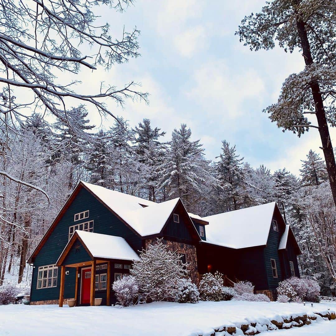 ナイジェル・バーカーさんのインスタグラム写真 - (ナイジェル・バーカーInstagram)「The homestead... it was 6 degrees Fahrenheit this morning, that’s -14 degrees Celsius so basically bloody FREEZING! But beautiful x #swipeleft for a garden tour ❄️🤍❄️」2月18日 6時42分 - nigelbarker