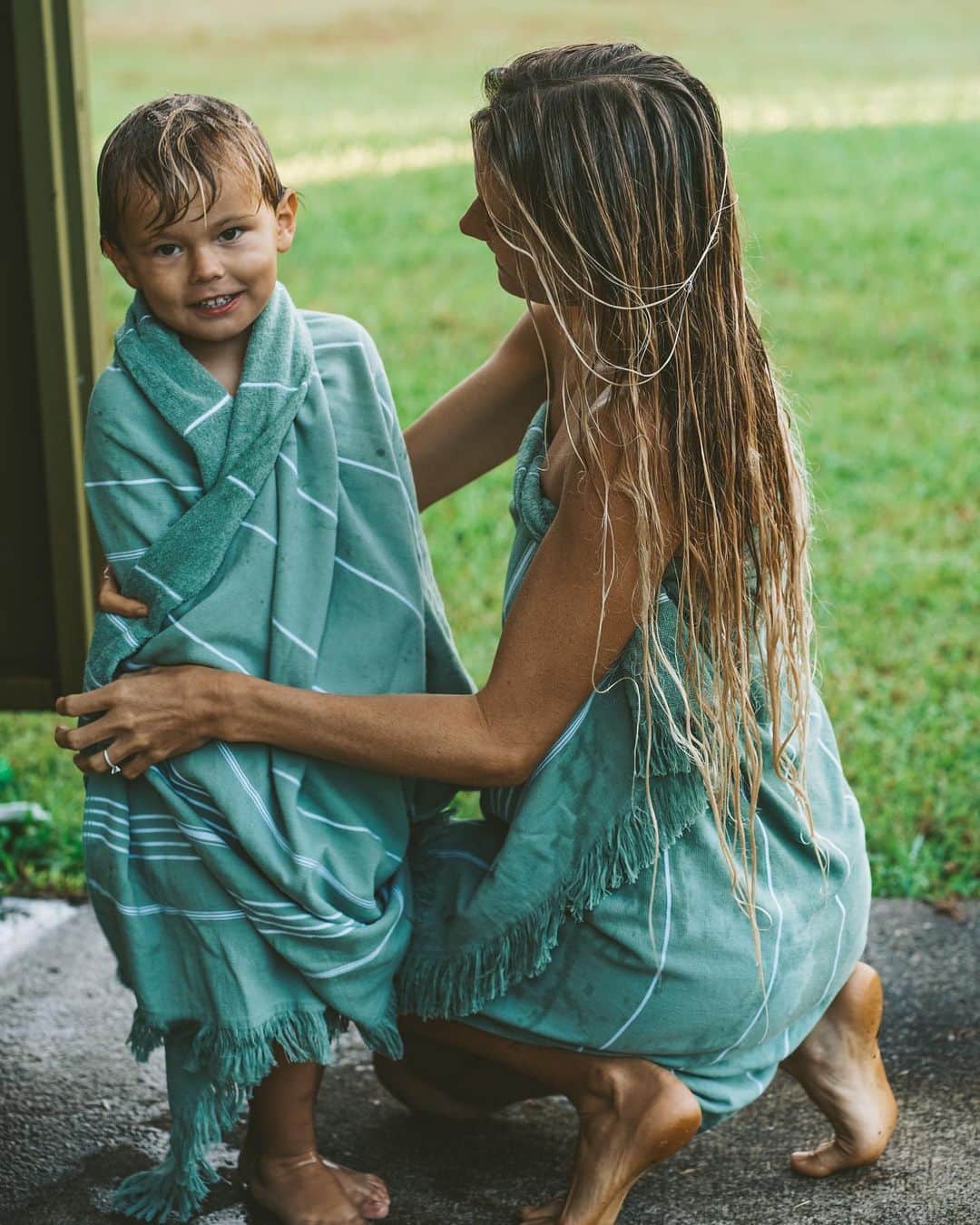 アラナ・ブランチャードのインスタグラム：「Outside showers with my bestie💚」