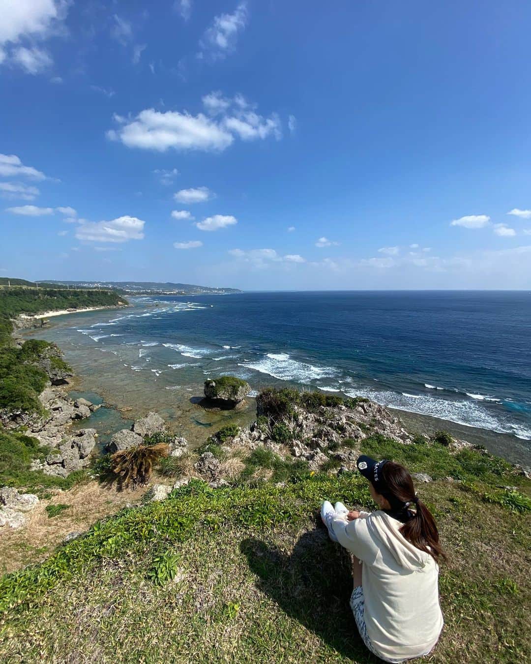 RIKAさんのインスタグラム写真 - (RIKAInstagram)「. サザンリンクスのこのショートホールが好き🏌️‍♀️✨ でも、座ってる場所がバックティーだからいつかここから打てるようになる日は来るのかな🥲 . 海が綺麗すぎて待ち時間は全然退屈しません🥰✨ . . . #ゴルフ#golf#⛳️#ゴルフ女子#ゴルフ好き#ゴルフウエア#ゴルフコーデ#ゴルフスイング#골프 #골프웨어 #골프스윙 #여행 #해외여행 #골프스타그램 #골프중독 #와인 #소주 #좋은시간#サザンリンクス#海#海越え#ショートホール」2月18日 6時55分 - rinrikagolf
