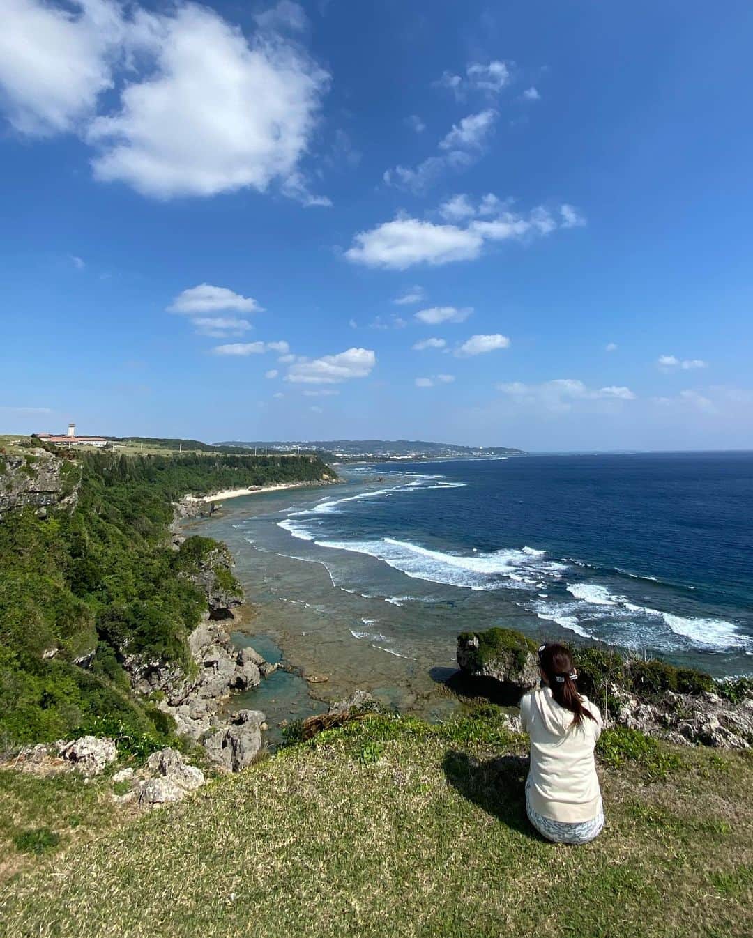 RIKAさんのインスタグラム写真 - (RIKAInstagram)「. サザンリンクスのこのショートホールが好き🏌️‍♀️✨ でも、座ってる場所がバックティーだからいつかここから打てるようになる日は来るのかな🥲 . 海が綺麗すぎて待ち時間は全然退屈しません🥰✨ . . . #ゴルフ#golf#⛳️#ゴルフ女子#ゴルフ好き#ゴルフウエア#ゴルフコーデ#ゴルフスイング#골프 #골프웨어 #골프스윙 #여행 #해외여행 #골프스타그램 #골프중독 #와인 #소주 #좋은시간#サザンリンクス#海#海越え#ショートホール」2月18日 6時55分 - rinrikagolf