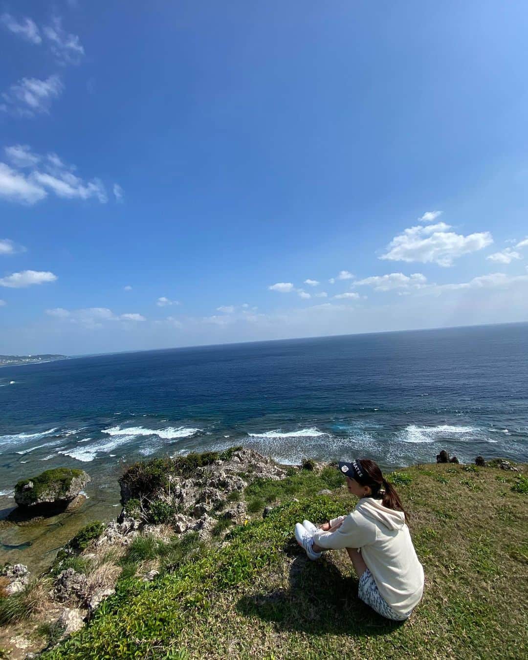 RIKAのインスタグラム：「. サザンリンクスのこのショートホールが好き🏌️‍♀️✨ でも、座ってる場所がバックティーだからいつかここから打てるようになる日は来るのかな🥲 . 海が綺麗すぎて待ち時間は全然退屈しません🥰✨ . . . #ゴルフ#golf#⛳️#ゴルフ女子#ゴルフ好き#ゴルフウエア#ゴルフコーデ#ゴルフスイング#골프 #골프웨어 #골프스윙 #여행 #해외여행 #골프스타그램 #골프중독 #와인 #소주 #좋은시간#サザンリンクス#海#海越え#ショートホール」
