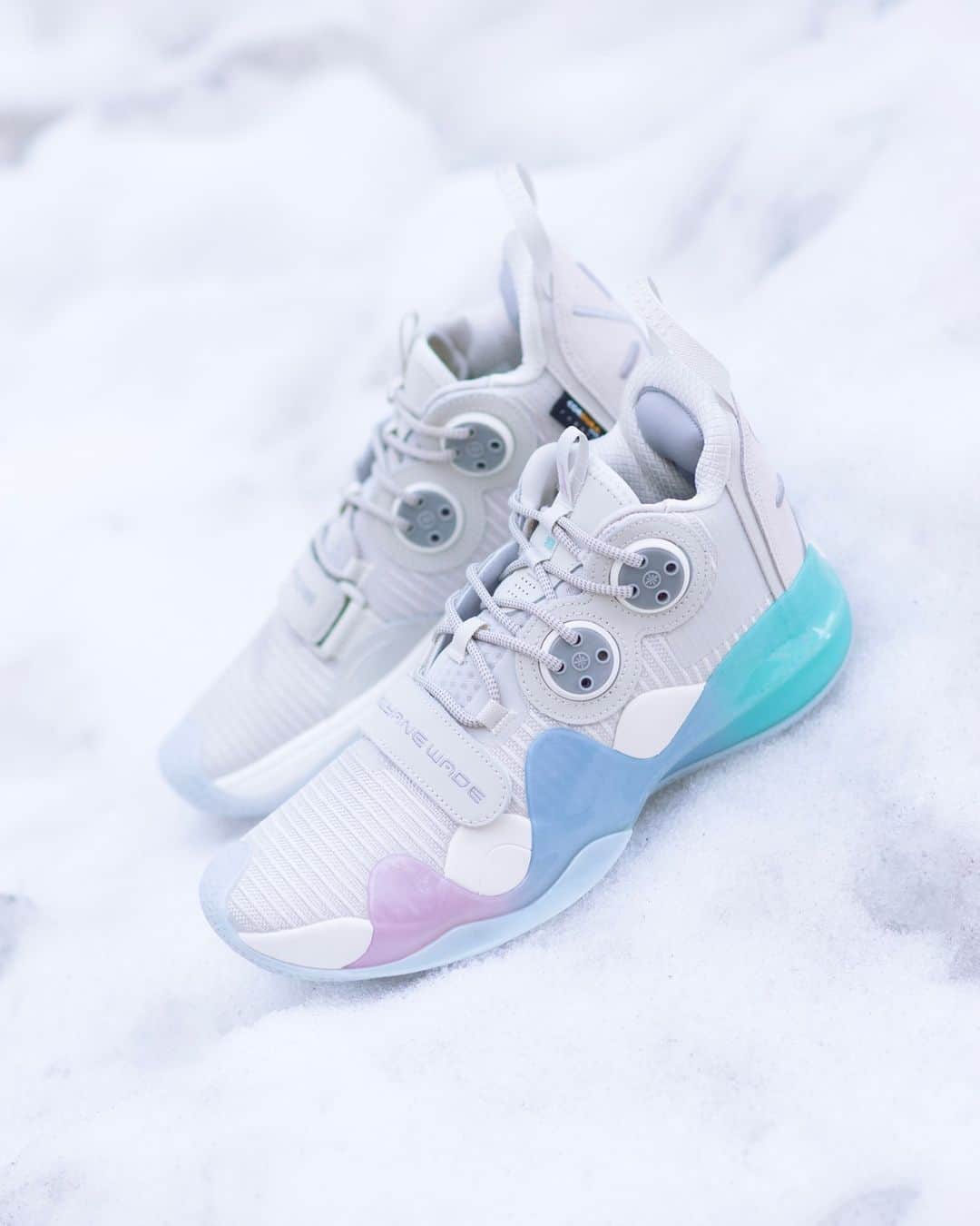 Foot Lockerのインスタグラム：「Since 2012, @dwyanewade's Way of Wade signature transcended beyond the court with a focus on performance and lifestyle.  The Li-Ning WOW 8 launches February 19th online.」