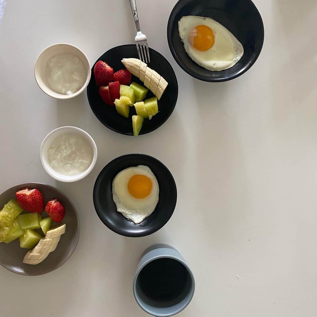 長谷川あやのインスタグラム：「🥣🥣🥣#朝ごはん#森の旦那飯 ・ ・ ・ 大好き森んちの旦那飯👨‍🍳 理想的すぎる朝ごはんから 夜ご飯まで毎度毎度最高すぎて😭🙏 ・ 動画は寝る前テンション ぶち上がるおちび2人の様子✨ 君たちほんとに仲良しね👧👧💓 （途中からカメラばれた 笑） ・ お邪魔しました いつもありがとう😘✨ @moriharuna71 @__baby_e__」