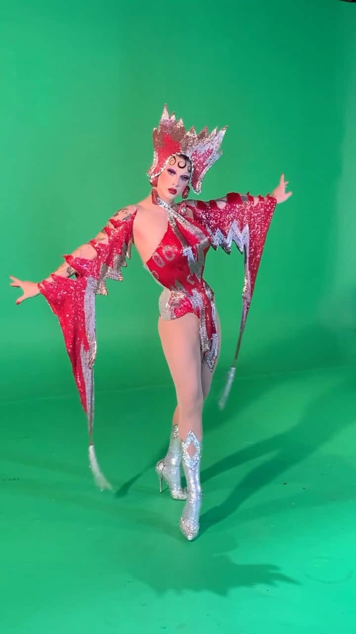 ヴァイオレット・チャチキのインスタグラム：「But there's no you, except in my dreams tonight 💋」
