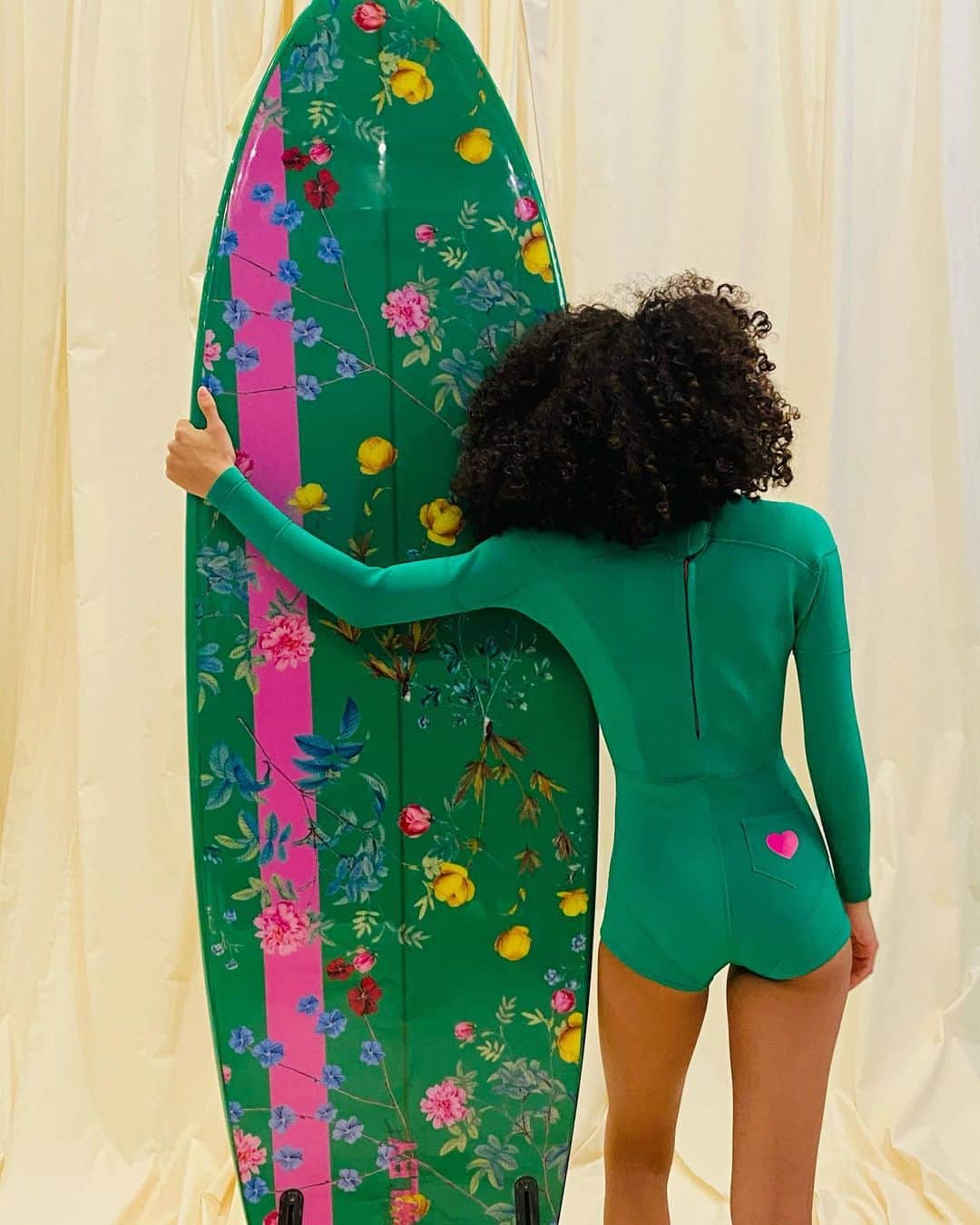 シンシア ローリーのインスタグラム：「Behind 💗the scenes  Custom surfboards  in signature prints  @jeffdoclausch」