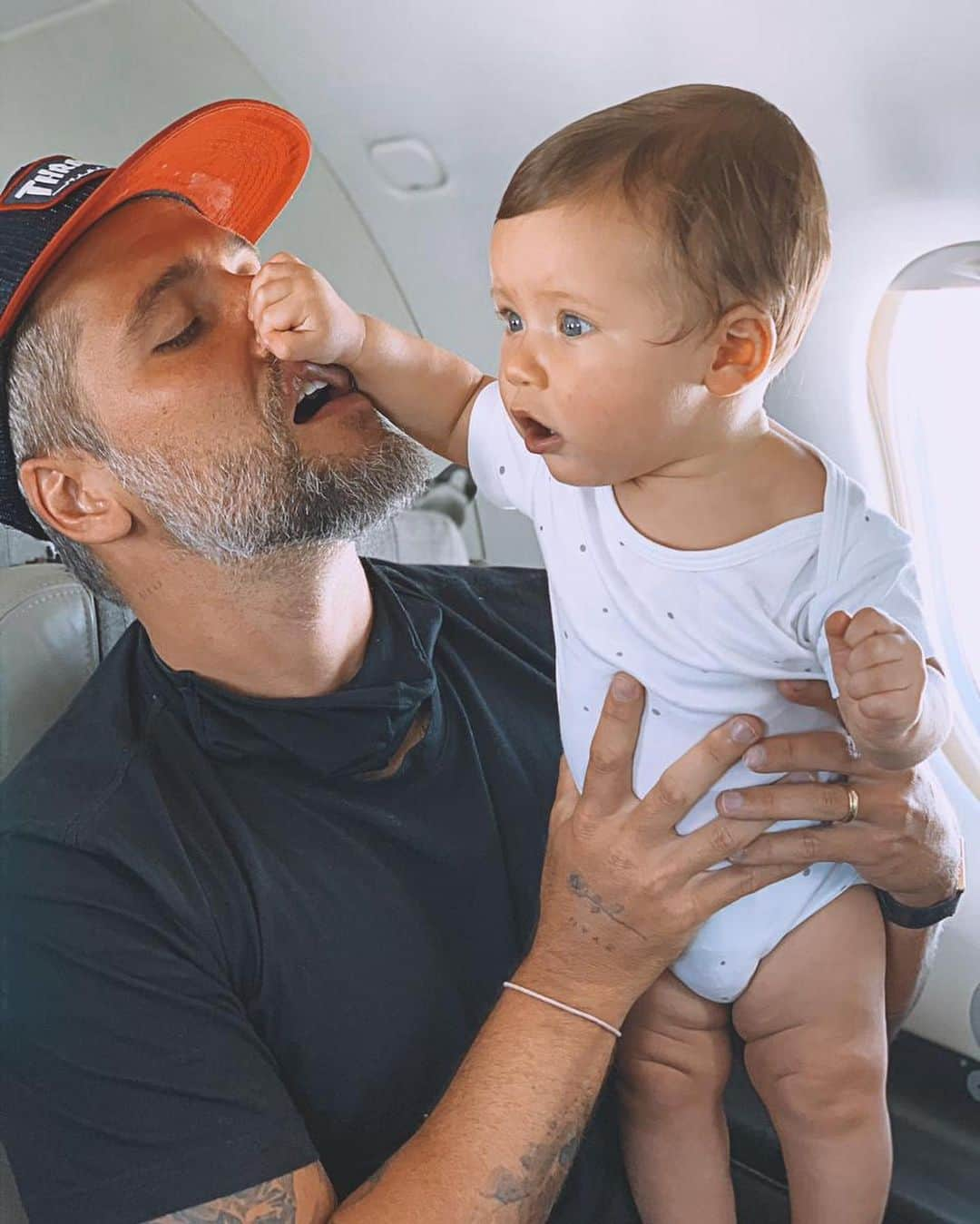 Bruno Gagliassoさんのインスタグラム写真 - (Bruno GagliassoInstagram)「Quem é você na 1a viagem de avião da família?  - A filha que não sai do celular.  - O bebê que acha graça de tudo - A mamãe fazendo malabarismo.  - O filho que não tá nem aí. - O papai que tá repensando a ideia.」2月18日 7時02分 - brunogagliasso