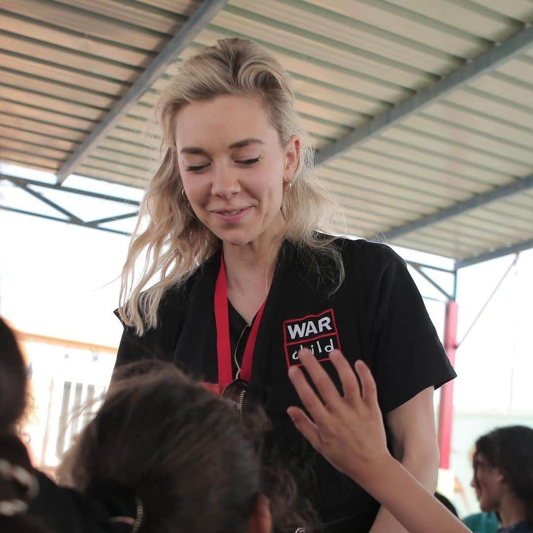 ヴァネッサ・カービーさんのインスタグラム写真 - (ヴァネッサ・カービーInstagram)「As an ambassador for @WarChildUK I’ve seen first-hand the devastating impact that war can have on a child’s life. And I’ve been fortunate enough to visit some of their centres round the world, like here in Iraq in 2019, witnessing the incredible work the War Child local staff do to support those children - who have been through so much - to create happier futures.  That’s why, as part of their #TornFromHome appeal, @gilliana and I are offering the chance to Zoom chat with us, to help support War Child in raising as much money as possible - please come and talk to us!!  You can enter their prize draw - it’s only £5 per entry, and for every 3 entries you purchase you’ll get a 4th for free.   Money raised from this appeal will be DOUBLED by the UK government. So your donations will go even further to supporting children whose lives are being torn apart by war. Please support if you can  Entry closes tomorrow, link in bio.」2月18日 7時08分 - vanessa__kirby