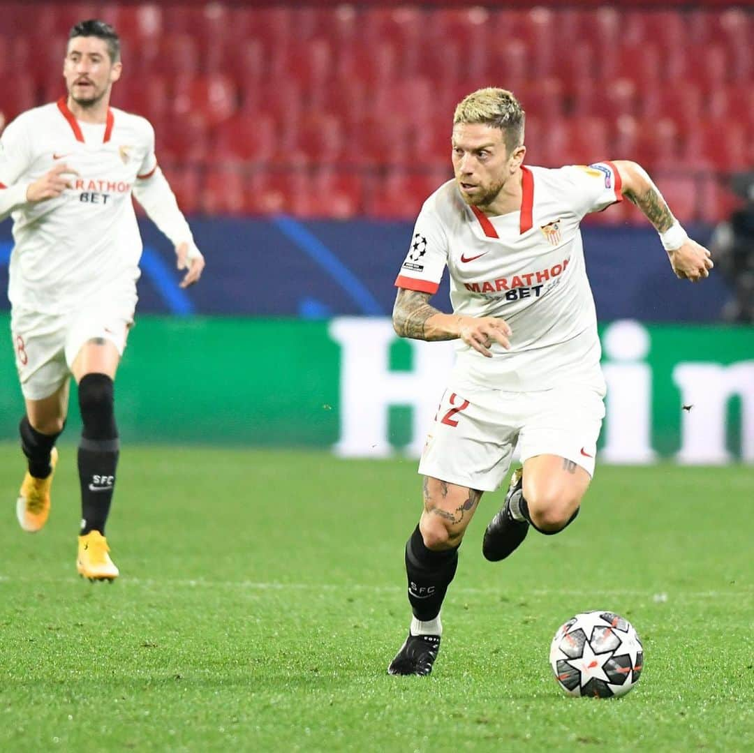 アレハンドロ・ゴメスのインスタグラム：「Un resultado que no nos deja contentos en absoluto, los errores se pagan caros, a trabajar y a seguir ... vamos @sevillafc 💪🏼⚪️🔴❤️ #UCL」