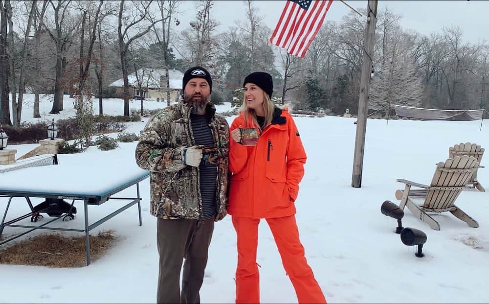 コリー・ロバートソンのインスタグラム：「Today, our ping pong table is covered in snow and there are icicles hanging from our roof. Next week it’ll be in the 60’s!   There was a sermon we heard long ago titled, “Things Change” I’ll never forget it because the preacher said it over and over in this funny sing-song voice “Thiinnngs chaaange” it was about acknowledging and accepting that things, seasons, even people in our lives will change, but God is the same yesterday, today and tomorrow.   It was a good word then and is a good word for now.   When I looked at this picture I had the thought that we’ve seen a lot of things change over our lifetime together, but @realwilliebosshog is still making me laugh after all of these years, and I hope that never changes!」