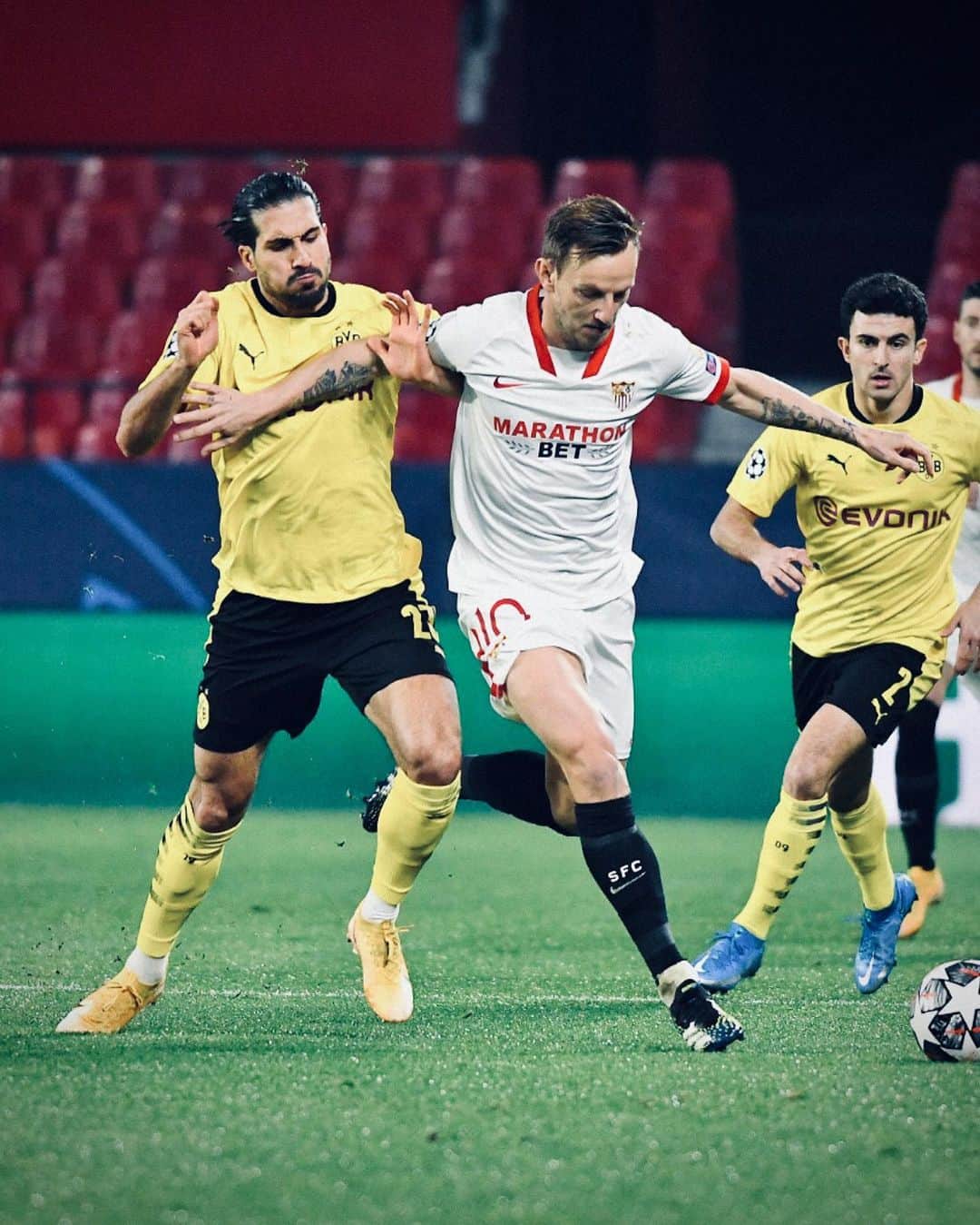 イヴァン・ラキティッチのインスタグラム：「Asi es la @championsleague, todos los partidos son complicados y siempre hay que sobrepasarse. Regresaremos más fuertes a la vuelta 💪🏼⚽️🙏🏼 #NuncaTeRindas」