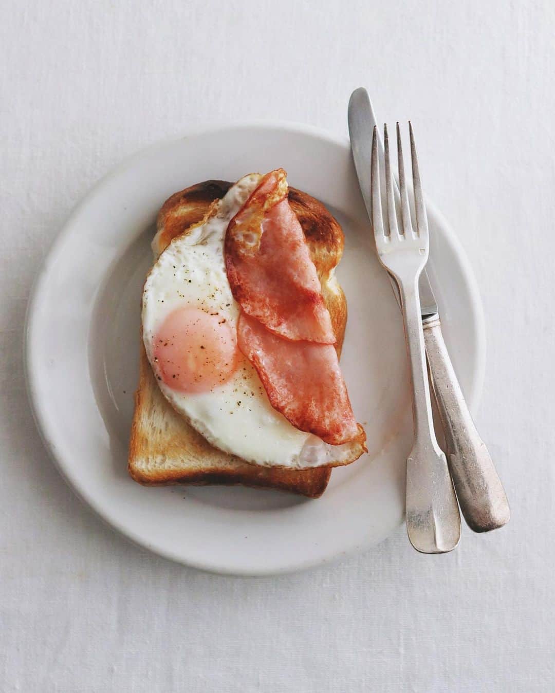 樋口正樹さんのインスタグラム写真 - (樋口正樹Instagram)「ham and eggs . 今朝のトーストは 基本のハムエッグ。 . . #朝食 #朝ごはん #朝の定番 #ハムエッグ #ハムエッグトースト #目玉焼きトースト #ラピュタパン #イギリスパン #アンデルセン #hamandeggs #andersen #toastforall #toast #🍳」2月18日 7時19分 - higuccini