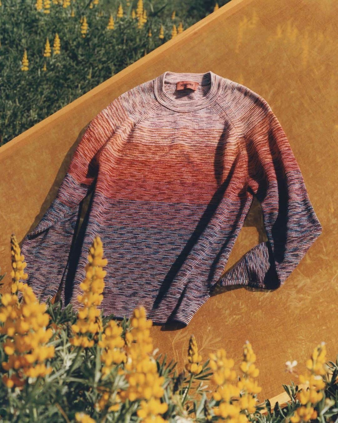 MR PORTERのインスタグラム：「We’ve got your warm weather style covered from AM to PM – inspired by the steamy sartorial trappings of Miami. Whether you’re dreaming of humidity or currently wintering down south, head to the link in bio to discover what you should be wearing as we edge into spring (groundhog be damned)☀️」