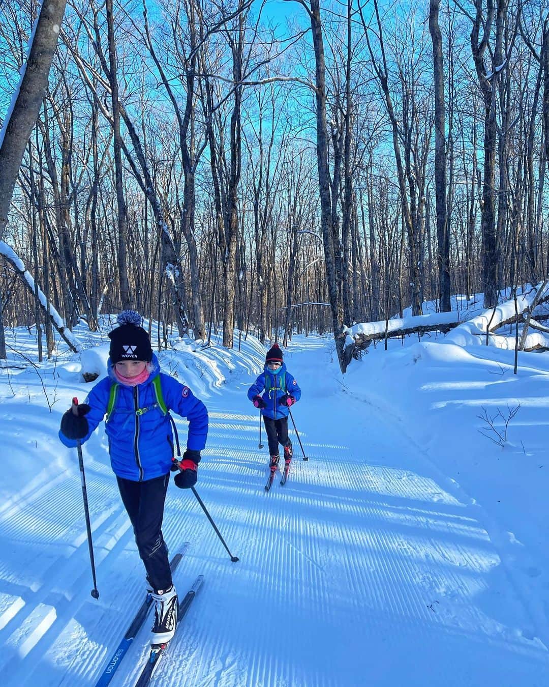 オスプレーのインスタグラム：「Every Sunday we go on a Zahab family adventure. Together we decide if it will be a trail run, ski, or something else. This past year, the girls set specific goals, such as completing their first 20km trail run, which evolved into multiple trail runs over 20km. Each year, we’ve set a goal to go on a bigger adventure than the year before when dad gets home from expeditions.   In 2020, the girls focused their goals on skiing groomers and backcountry, both skate and classic. Due to travel restrictions, our big winter adventure will have to wait, but we won’t let all this training be for not! This week’s ski was an awesome 24km loop with plenty of climbing and a few technical descents, which they go into a tuck, and I curl up into more of a fetal position ‘fear tuck’😂!   What family adventures do you have planned this winter? Share with us in the comments below!」