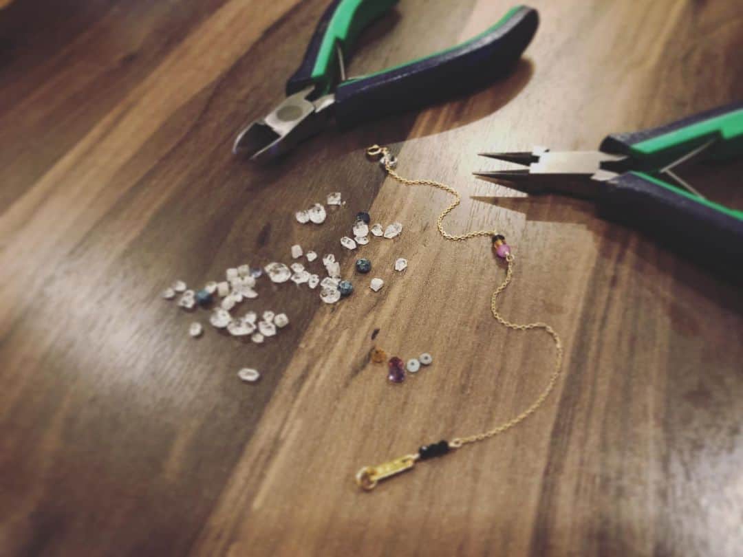 MIHOのインスタグラム：「去年の暮れにお直し依頼がHPにきていたのですが、この度阪急のイベントで再会もというのも多く、とても嬉しいです、ありがとうございます  このブレスレットは2019年の阪急の催事の時のもの、お友達が数人天然石をえらんでサプライズプレゼントされたものだ  当時、石の意味を話しなから、盛り上がったのを組んだ天然石をみて思い出す  その選んでくれた子の1人が体調が芳しくないと聞いたり、他にもいろんなことを短い時間にお伺いして、その子のどこか明るさの残る関西弁が好きだけどいろいろ心配になった  アトリエに届くみんなのブレスレットは、ルーペなどでみていると本当に大切に身につけてくれているのがよくわかるから  昨日のmagic-icecreamのブレスレットもしかり、よく伝わってきた  今日明日で取りに来れるというので、間に合うよう夕方のお昼休みにホテルに戻ってリペア  また新しい気持ちで、まず自分が心身ともに健やかになって周りを持ち上げられる人になってほしいなぁって  お友達も頑張って 今度はみんなで遊びにキテネ☺︎  そんなことを思うのです  そんな私は本日、ホテルにいつもつけてる指輪とバングルをわすれてしまって、今、ソワソワマックスですが、こんな時は、なくても大丈夫！と、ノーアクセサリーデーに切り替えてコーヒー飲んでリフレッシュ中☺︎  みなさんも良い一日を！  本日も10時から20時の営業となりますので、どうぞよろしくお願いいたします  ﻿ 27.Allen 【apricity】POP UP﻿ 阪急うめだ本店1階﻿ プロモーションスペース11﻿ ﻿ 2021.Feb.17-23﻿ ﻿ 感染防止に努めながらイベントを開催しますので、お近くにお越しの際は是非お立ち寄りくださいませ﻿ ﻿ ﻿ 阪急うめだ本店1階﻿ プロモーションスペース11﻿ ﻿ @27.allen_me.time ﻿ @27.allen_miho ﻿ ﻿ ﻿ #27allen﻿ #jewelry﻿ #present﻿ #heart﻿ #ヴァンセットアレン﻿ #ジュエリー﻿ #アクセサリー﻿ #ラッキーチャーム﻿ #プレゼント﻿ #リング﻿ #ブレスレット﻿ #ネックレス﻿ #天然石﻿ #阪急うめだ本店﻿ #1階プロモーションスペース11﻿ #くれぐれも無理なさらずお過ごし下さい﻿ #大阪﻿ #梅田﻿ ﻿」